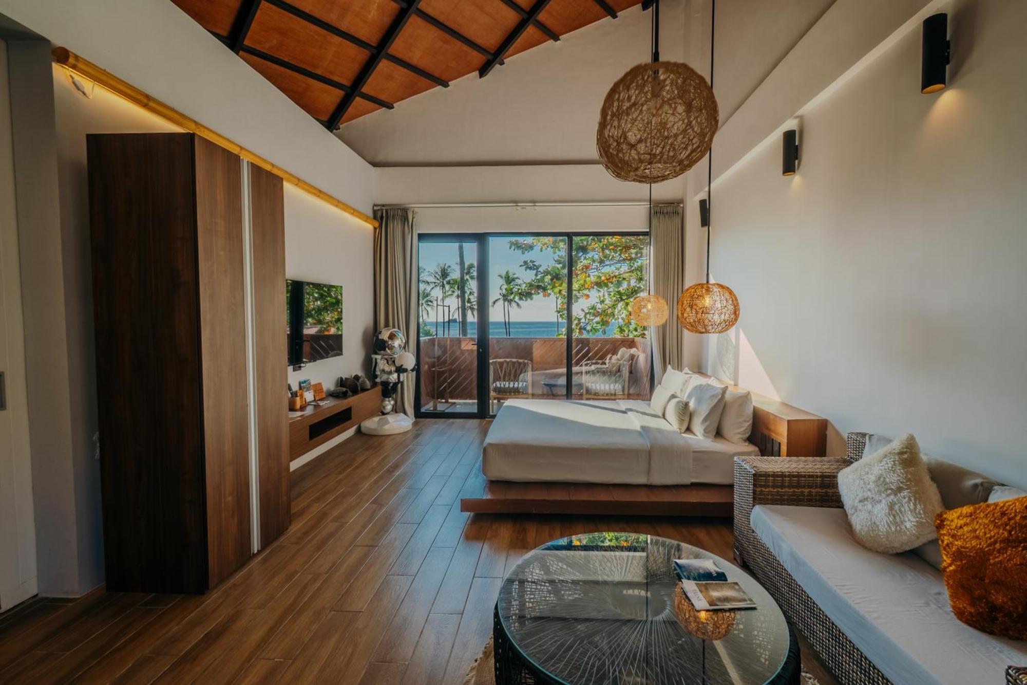 Deluxe King Bed Balcony Ocean View