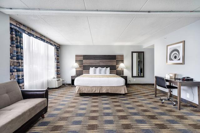 Deluxe King Suite - Non-Smoking