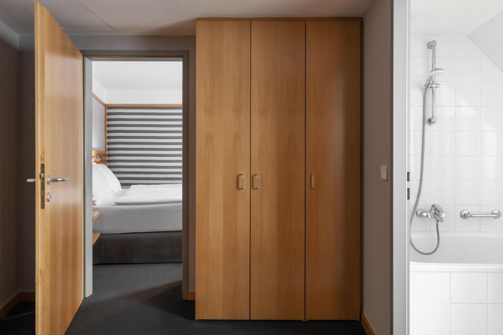 Standard King Room One Single Bed City View Top Floor