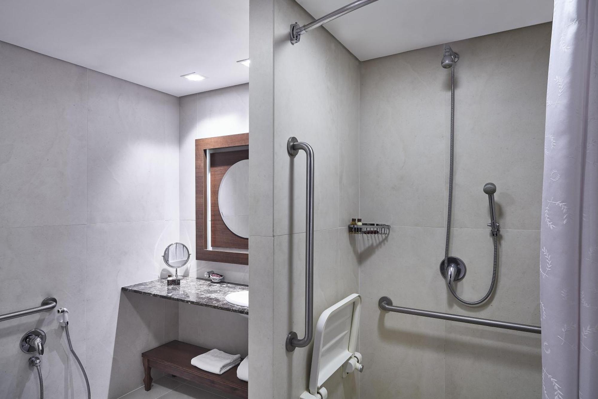 Superior King Room with Roll-In Shower - Mobility Access