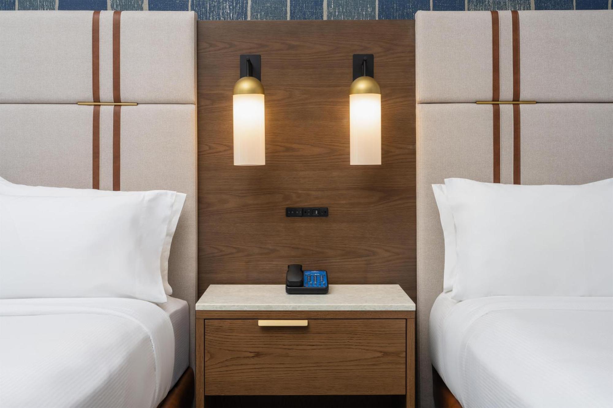 Queen Room Two Queen Beds Bath Tub Mobility Accessible
