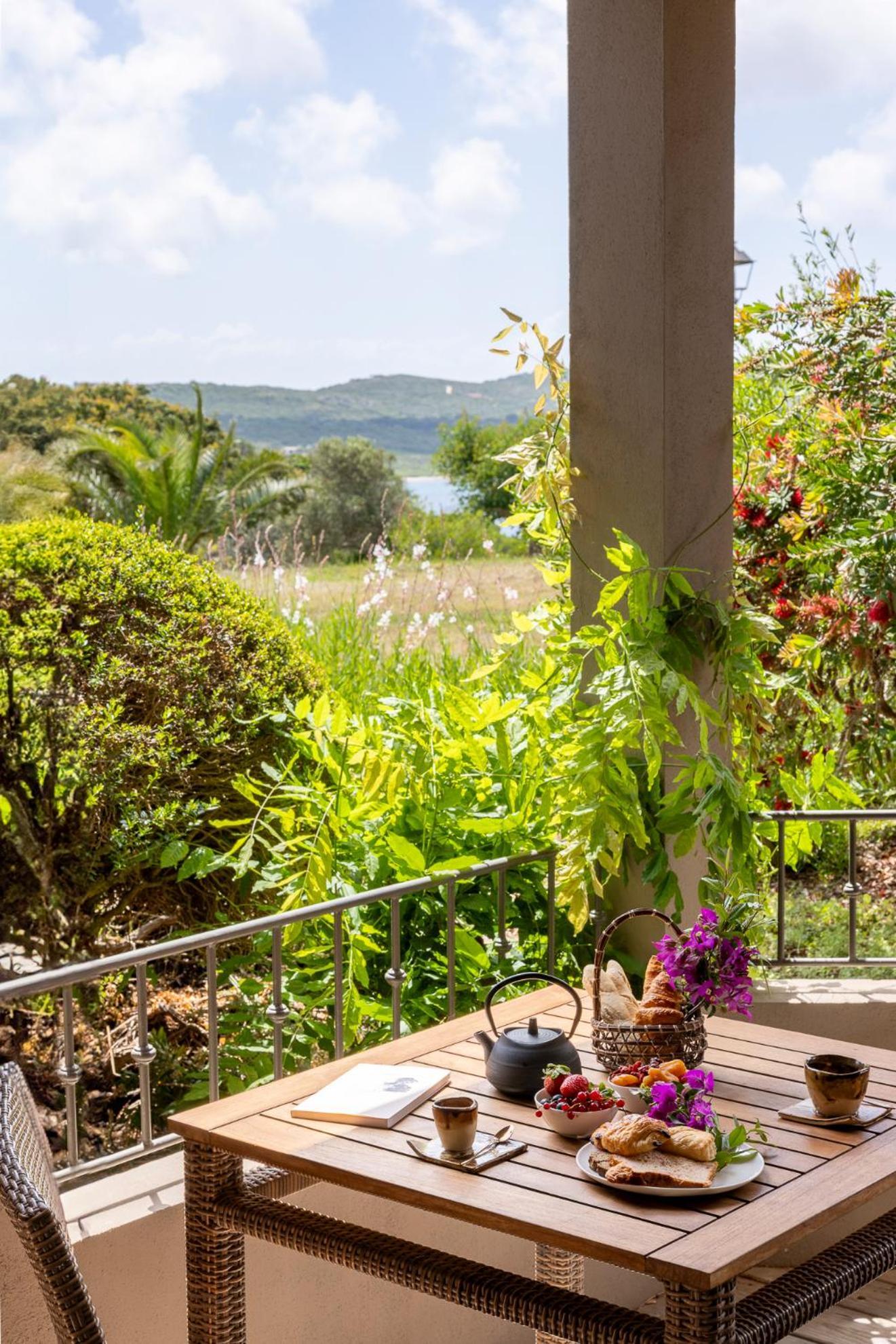 Zimmer mit Queensize-Bett und Gartenblick