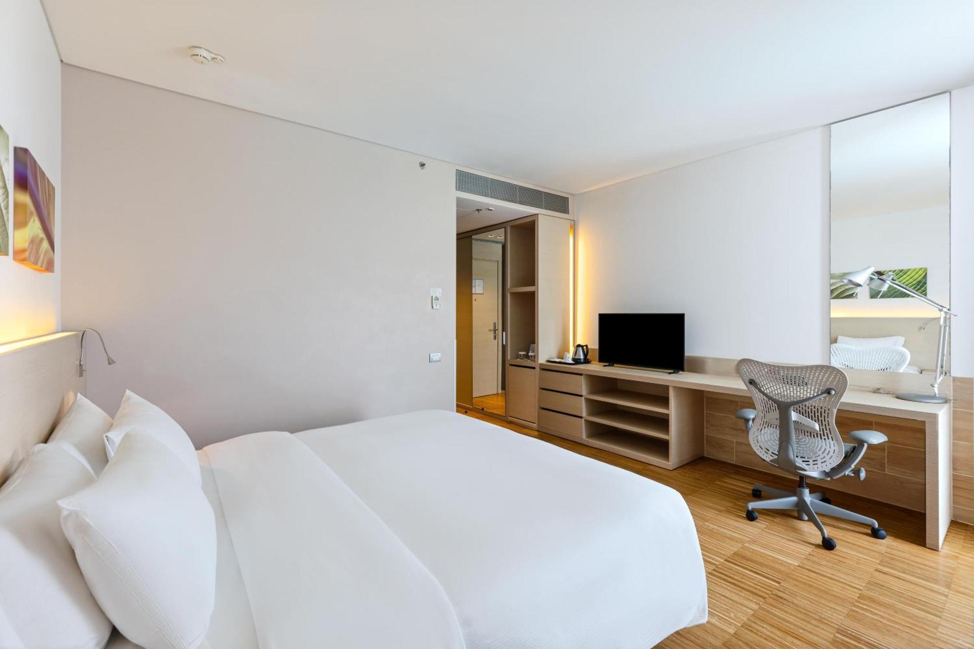Zimmer mit Kingsize-Bett