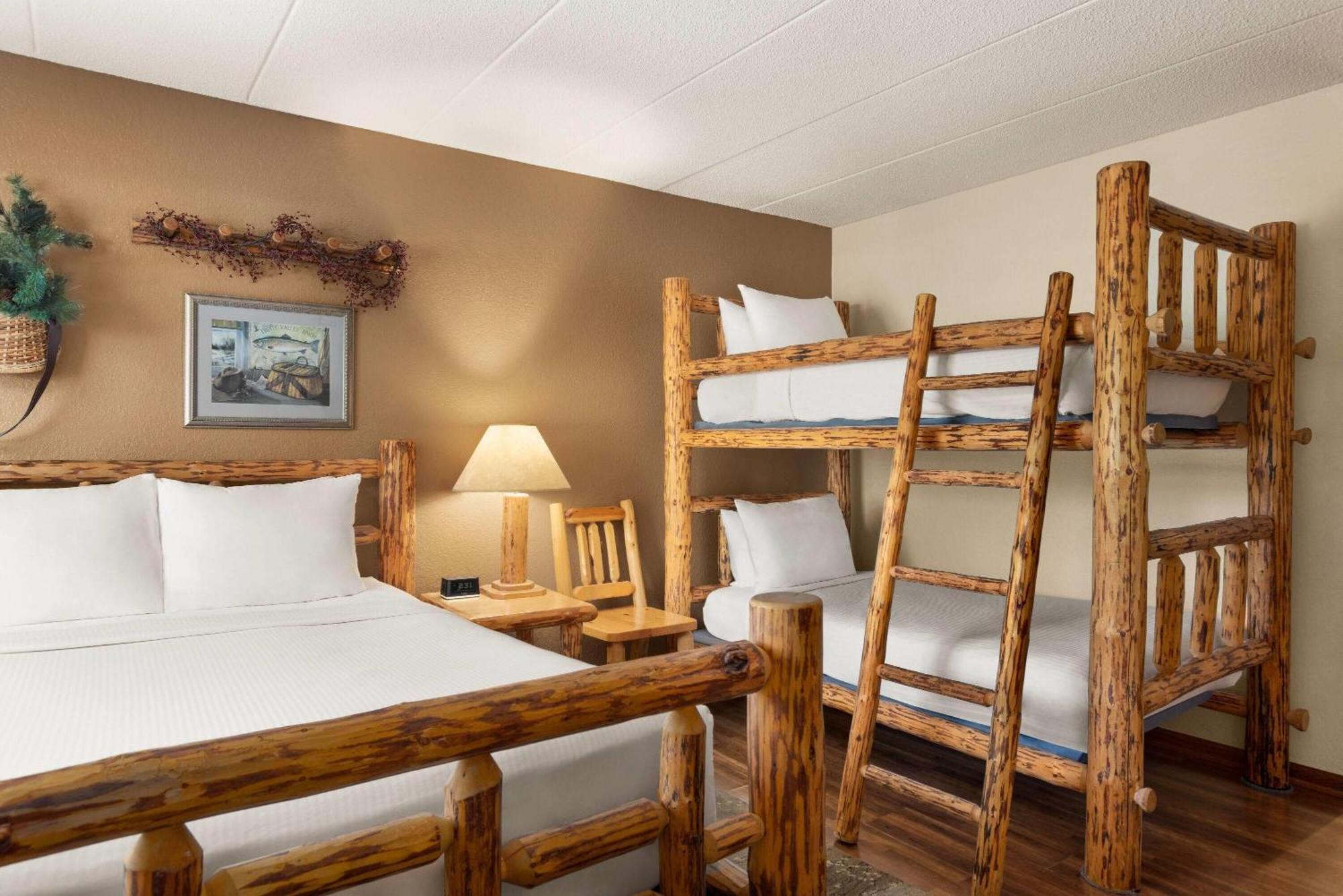Suite One Queen Two Twin Beds Non-Smoking