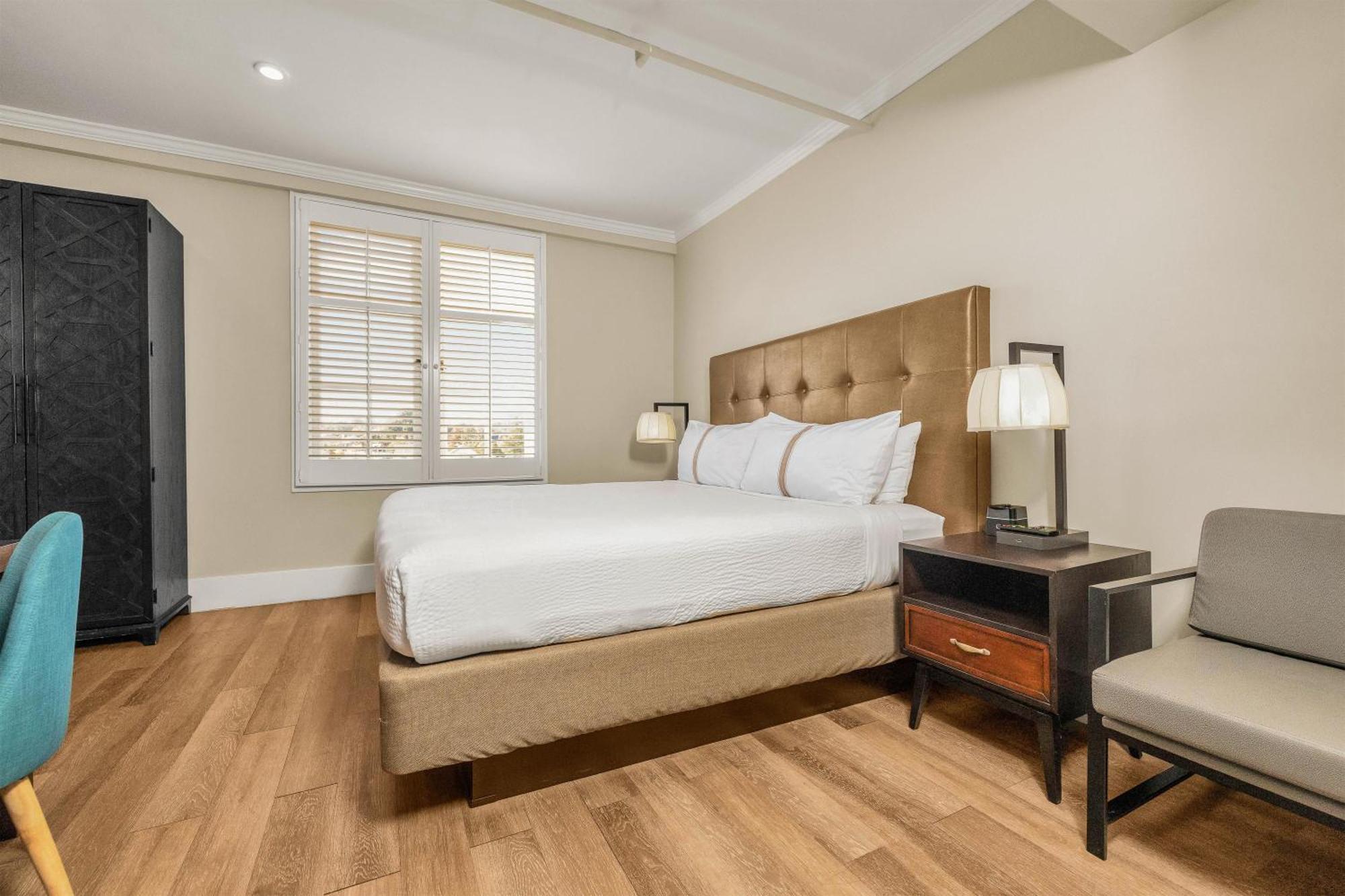 Deluxe King Room Bathtub Mobility or Hearing Accessible