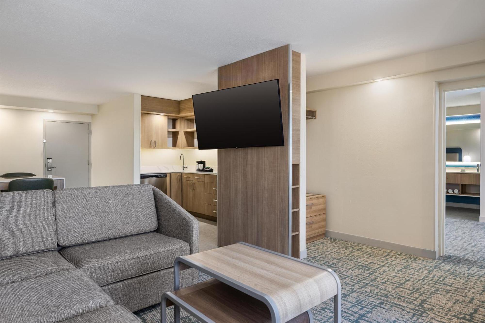 One-Bedroom Queen Suite Two Queen Beds