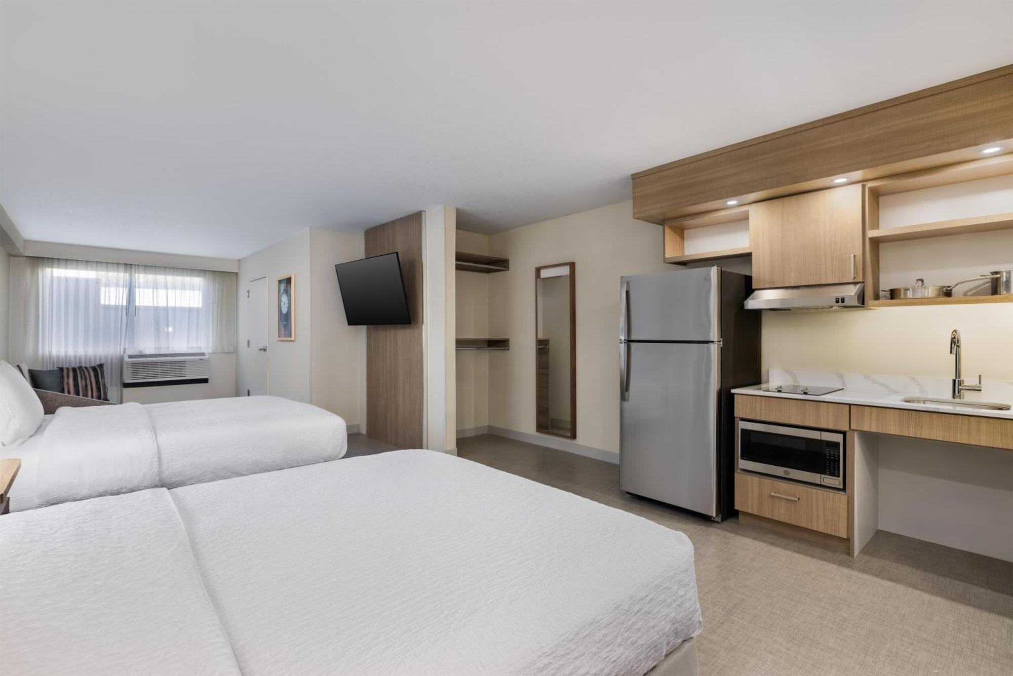 Queen Studio Suite Two Queen Beds Shower Only