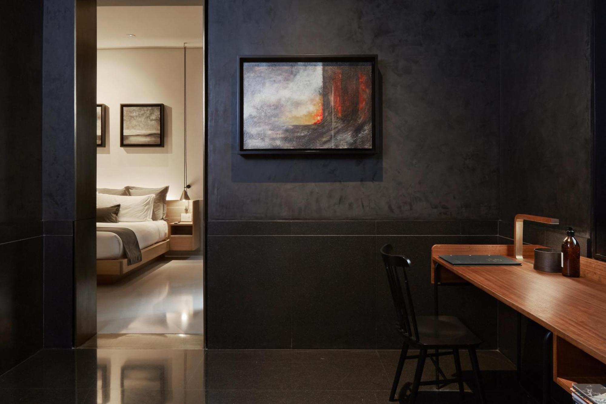 Habitación con cama extragrande y balcón interior