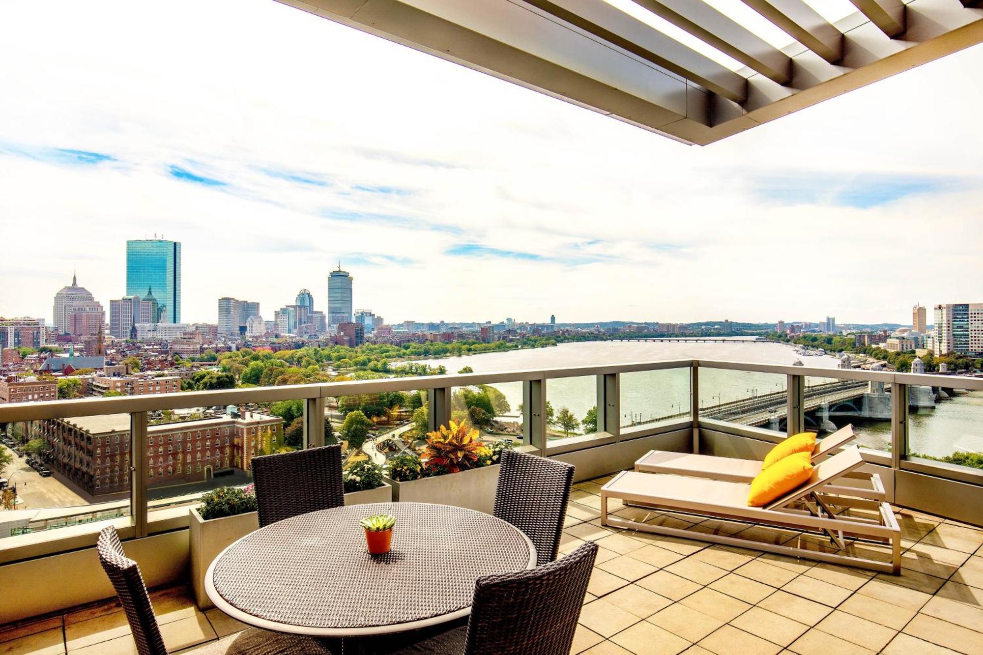 Ebersol 1 Bedroom Presidential Suite 1 King City view