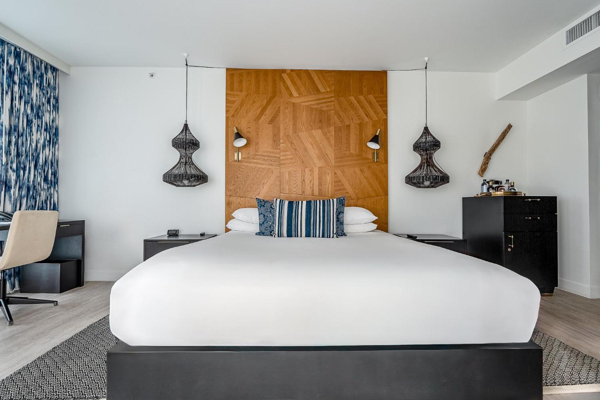 Prestige Corner Room balcony King Bed