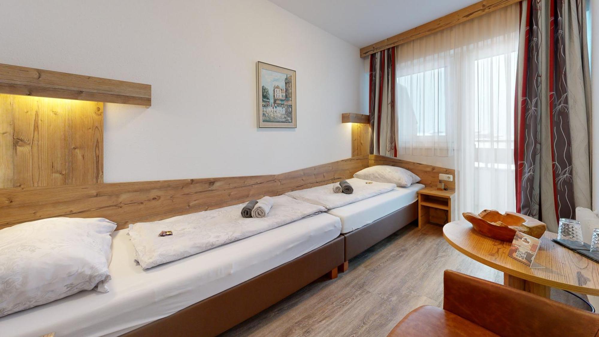 Tweepersoonskamer met 2 Aparte Bedden en Balkon
