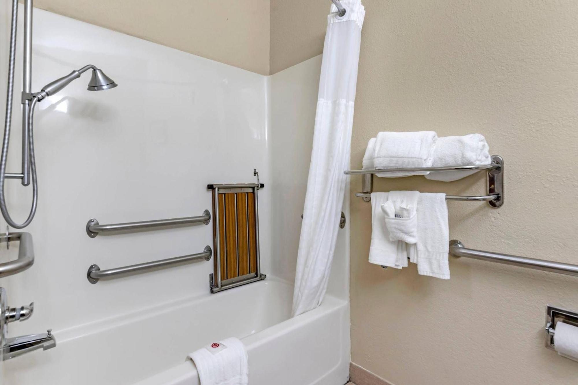 King Room Accessible Tub Accessible or Non-Smoking
