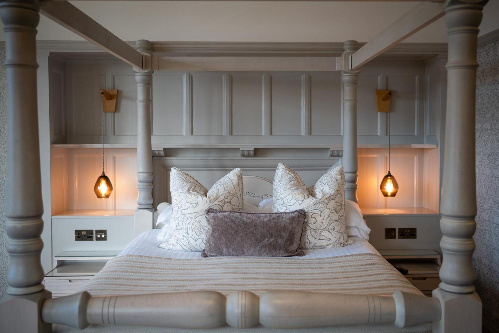 Double Room Four Poster Bed