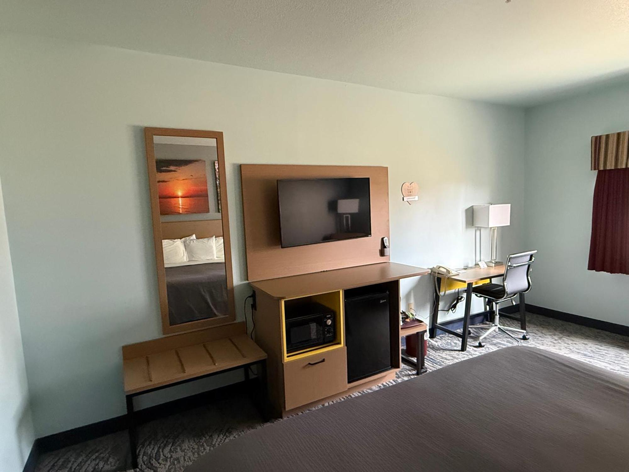 Single Room Single King Bed No Pets Allowed