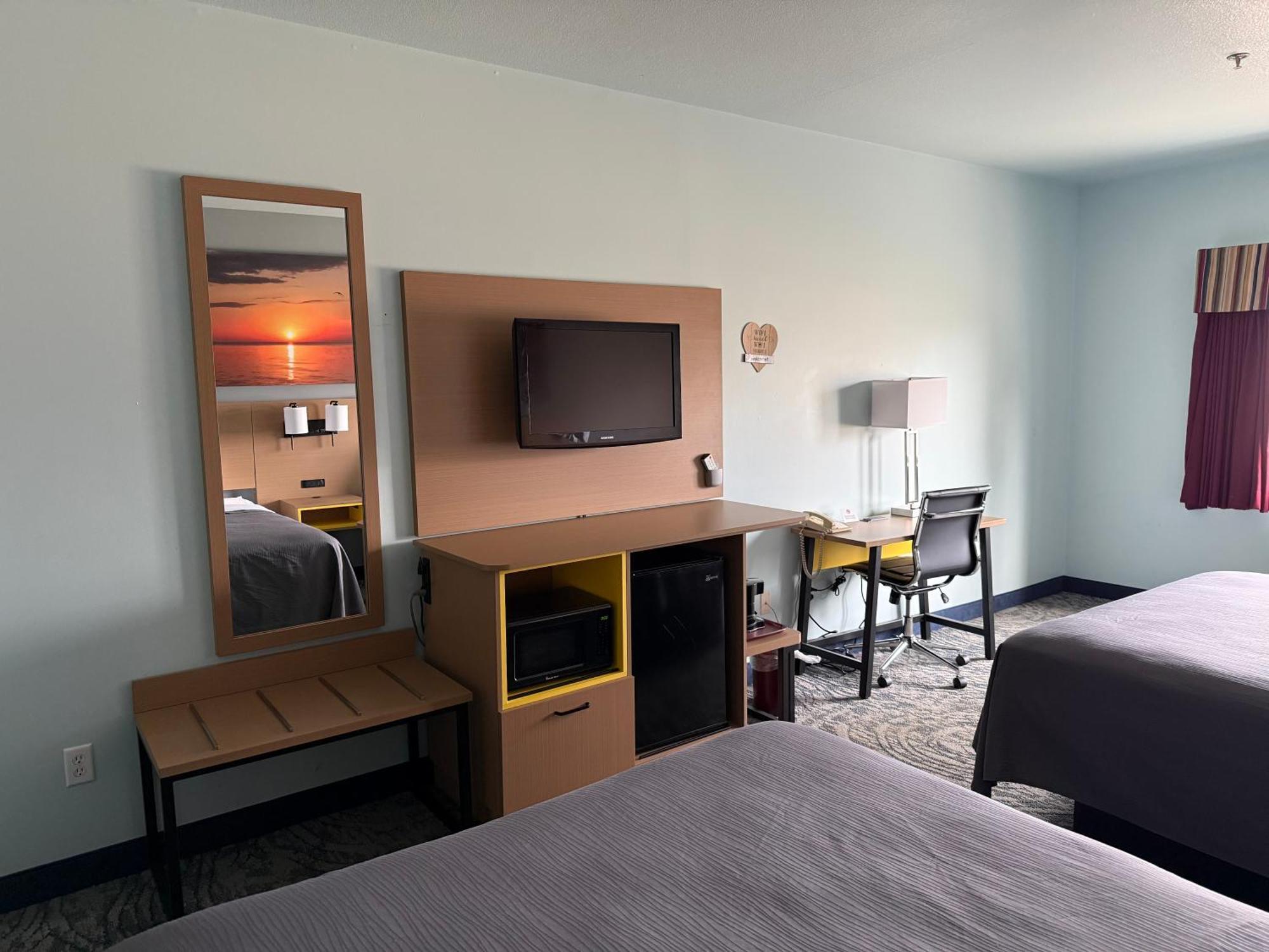 Single Room Two Queen Beds No Pets Allowed
