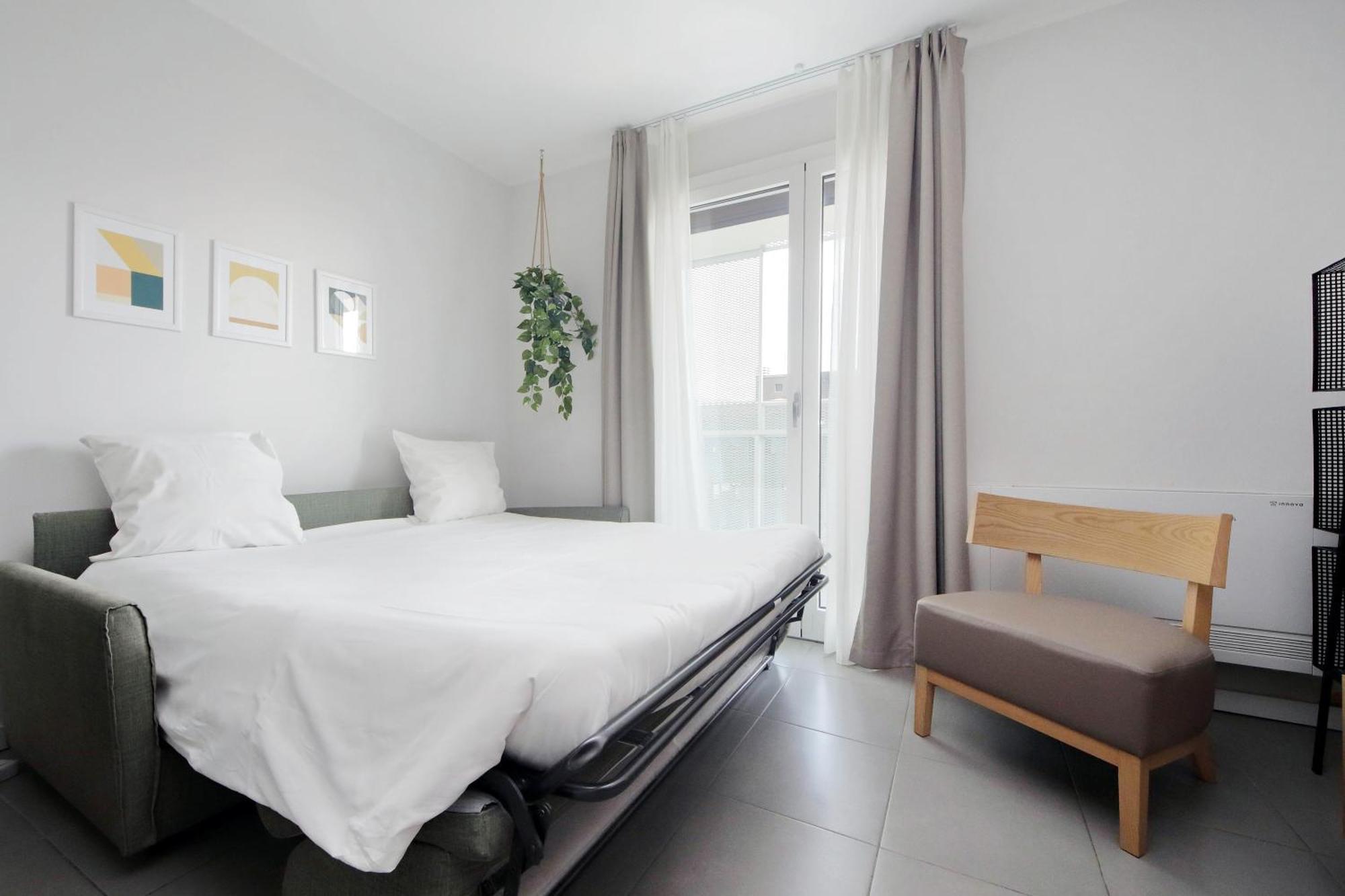 One-Bedroom Apartment Sofa Bed
