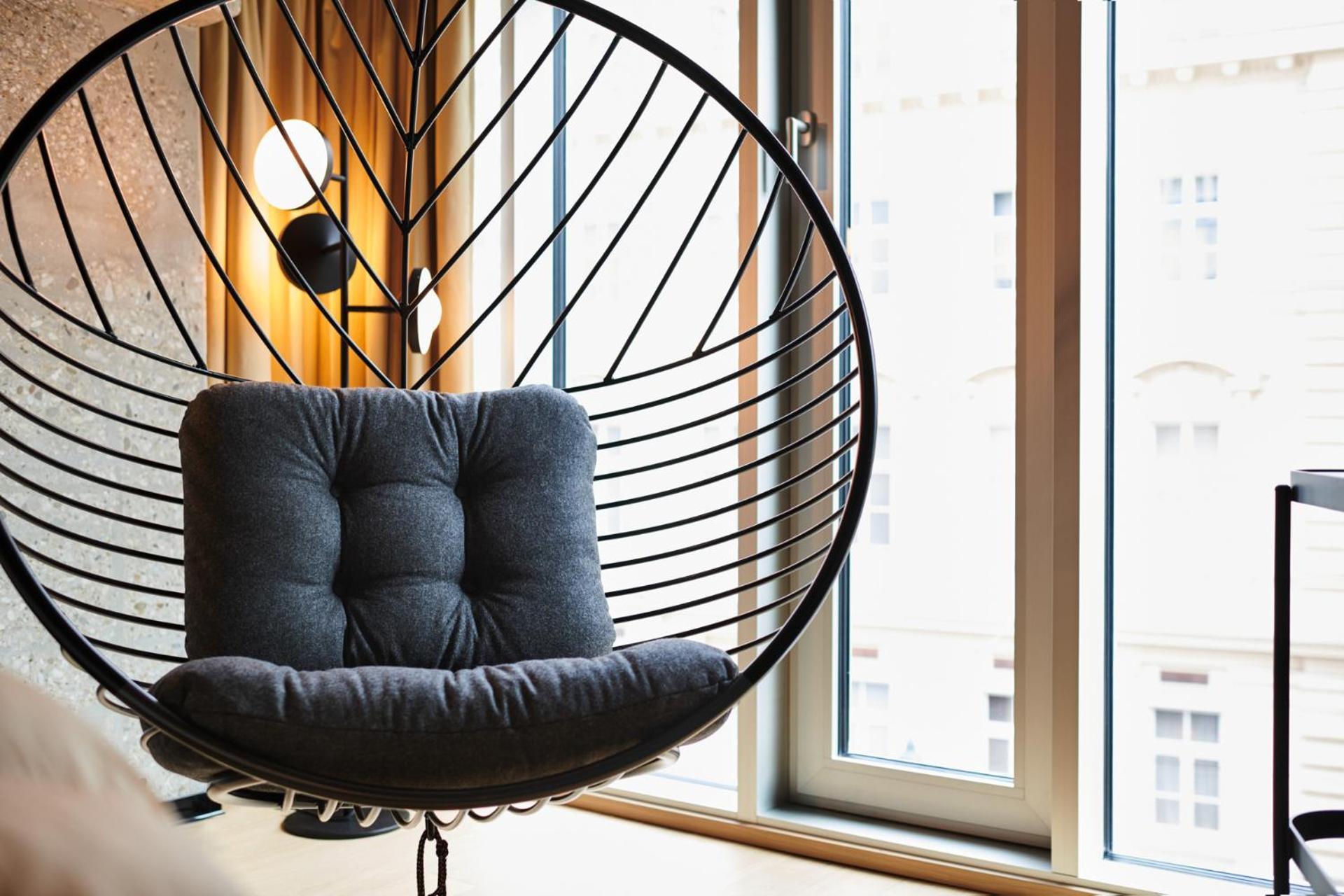 In-Tune-Zimmer mit Hängesessel