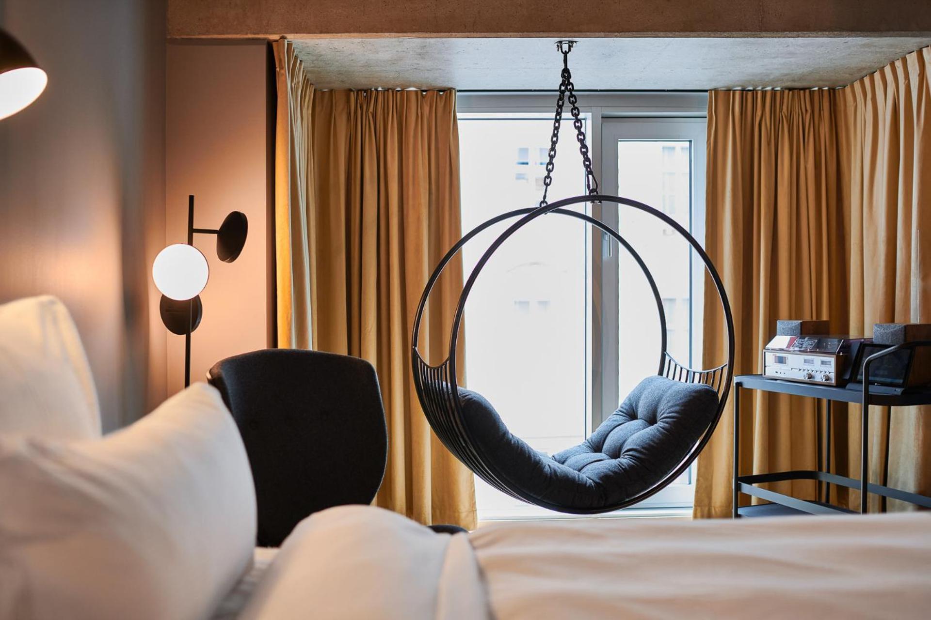 Tune Hanging Chair Room