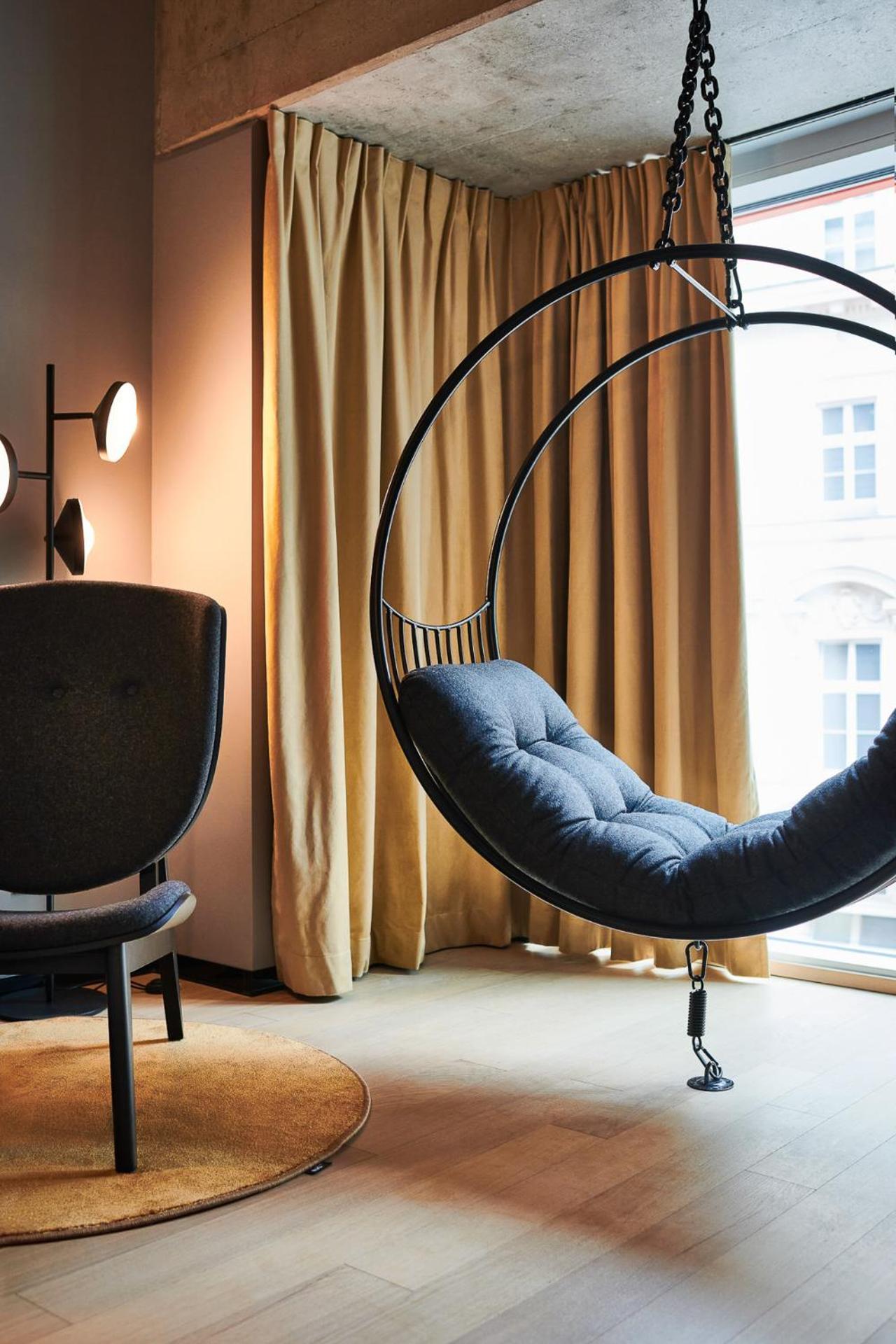 Tune Hanging Chair Room