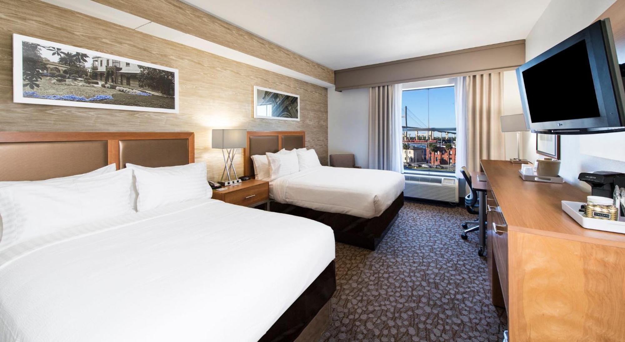 Queen Room Two Queen Beds Hearing Accessible Roll Shower Non-Smoking