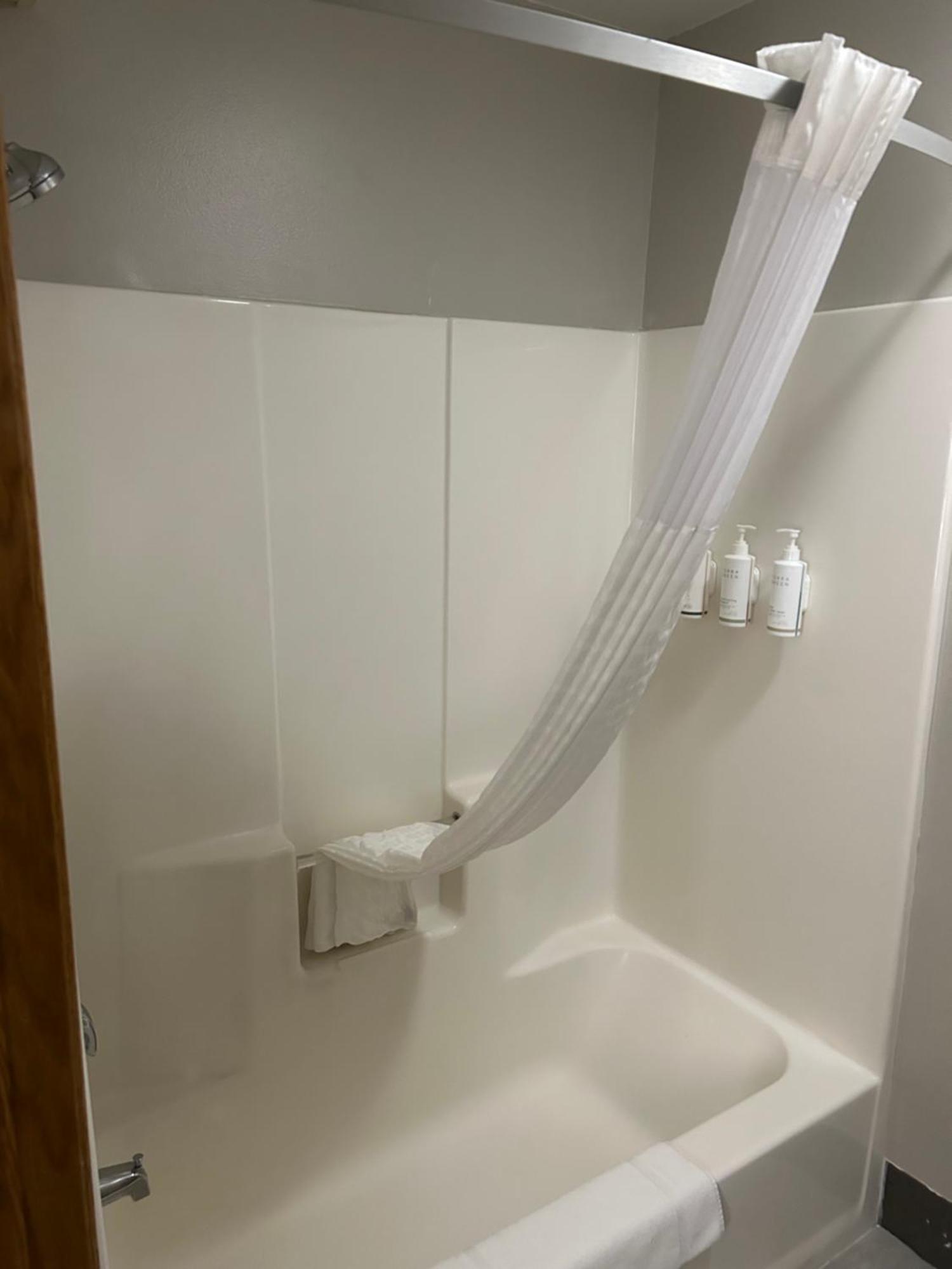 Queen Suite - Non-Smoking (6 Adults)