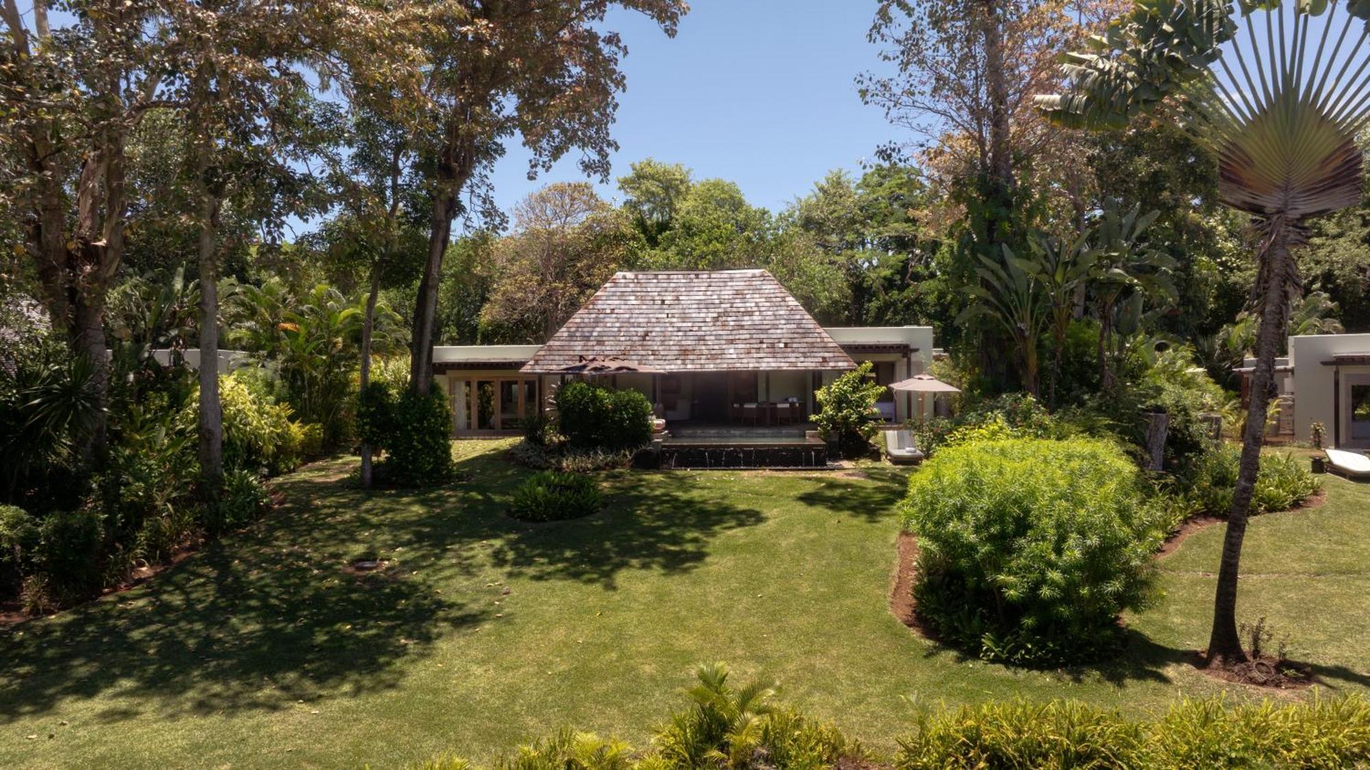 Villa com 2 Quartos, Jardim e Piscina