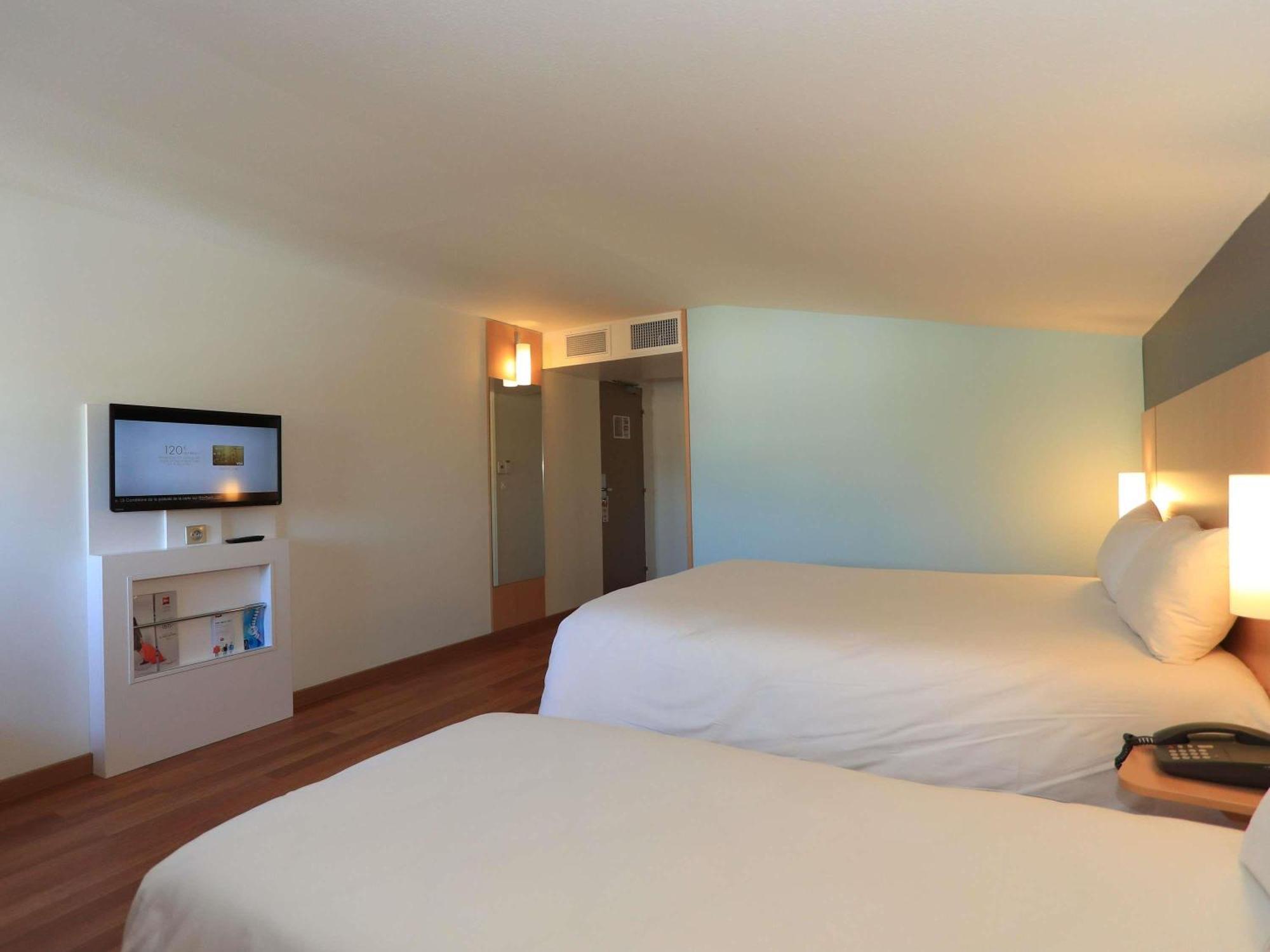 Standard Room with One Double Bed and One Single Bed