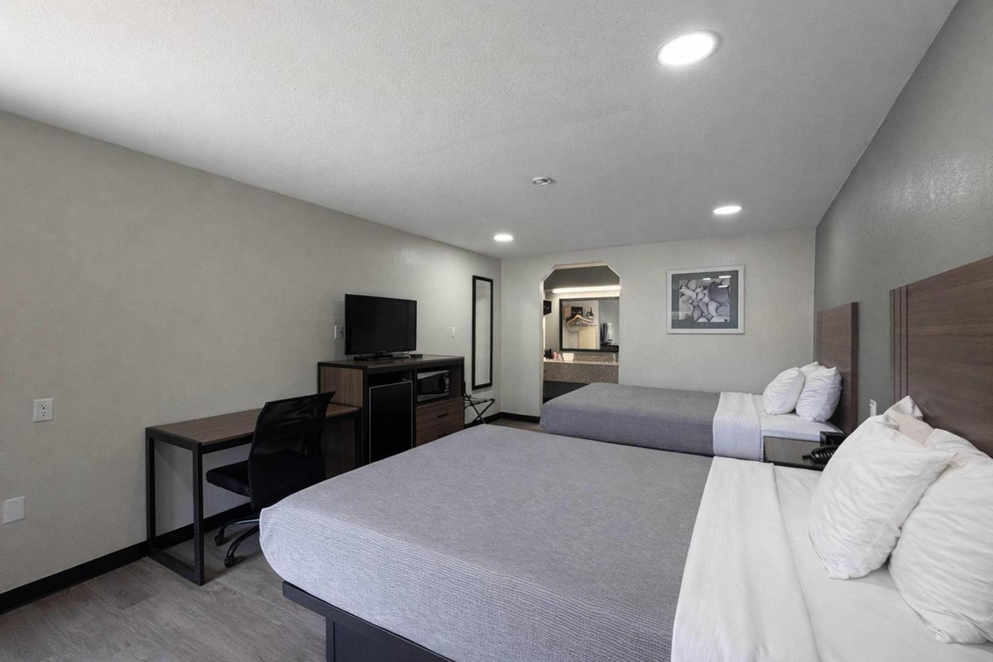 Queen Room with Two Queen Beds - Non Smoking