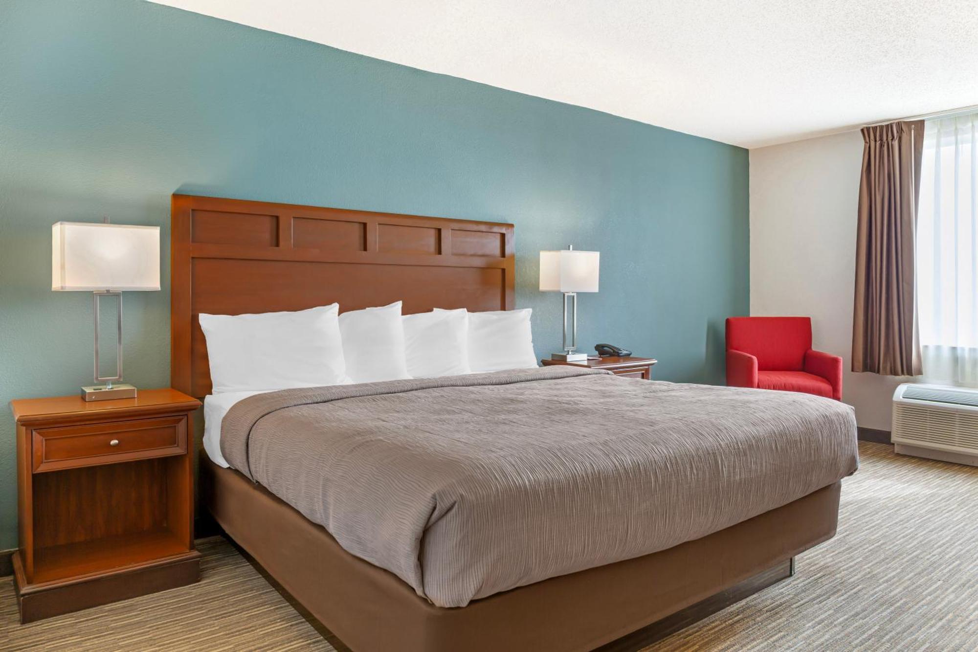 King Room with Roll-In Shower - Accessible/Non-Smoking