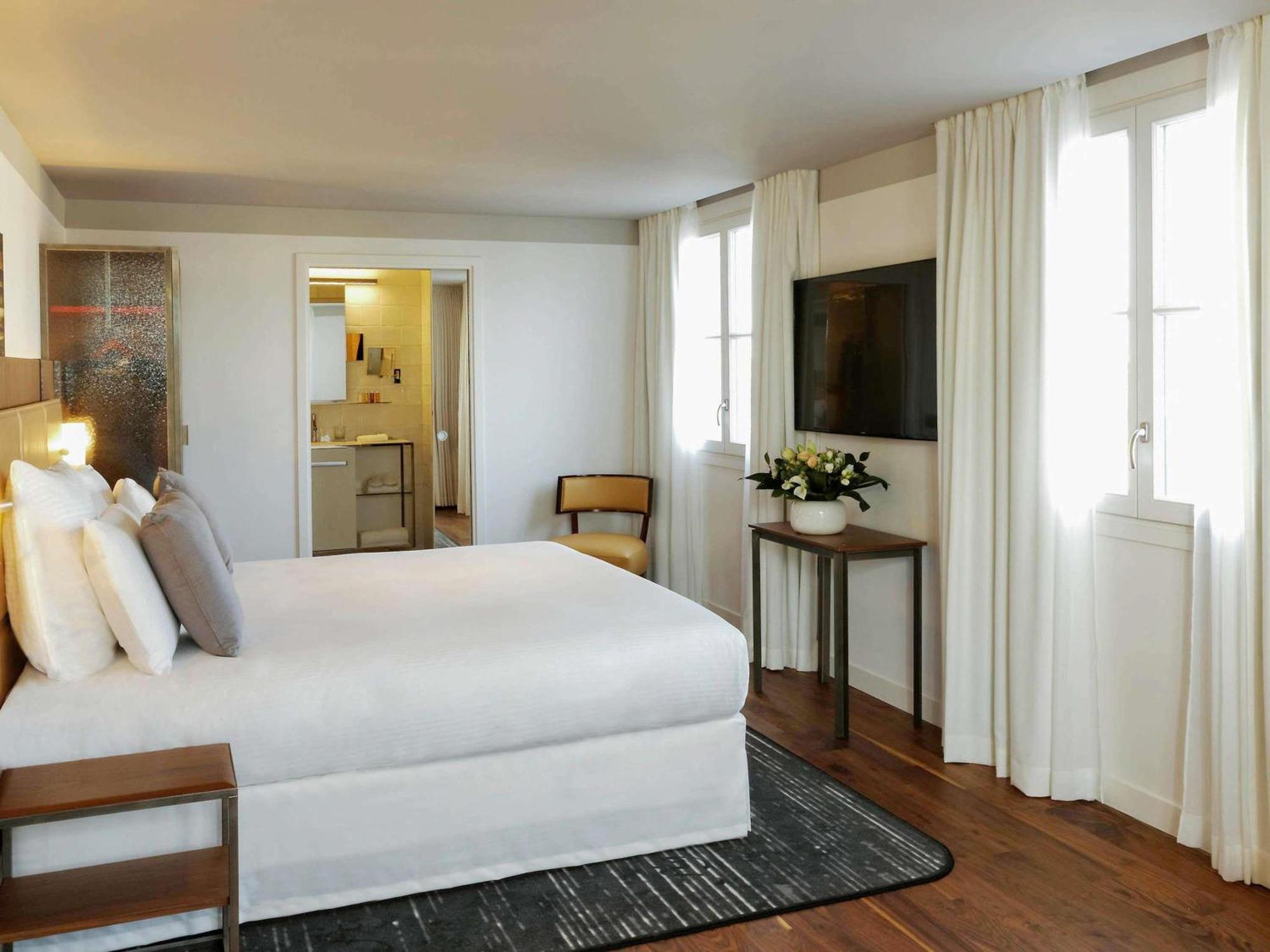 Deluxe Suite One King Bed Terrace
