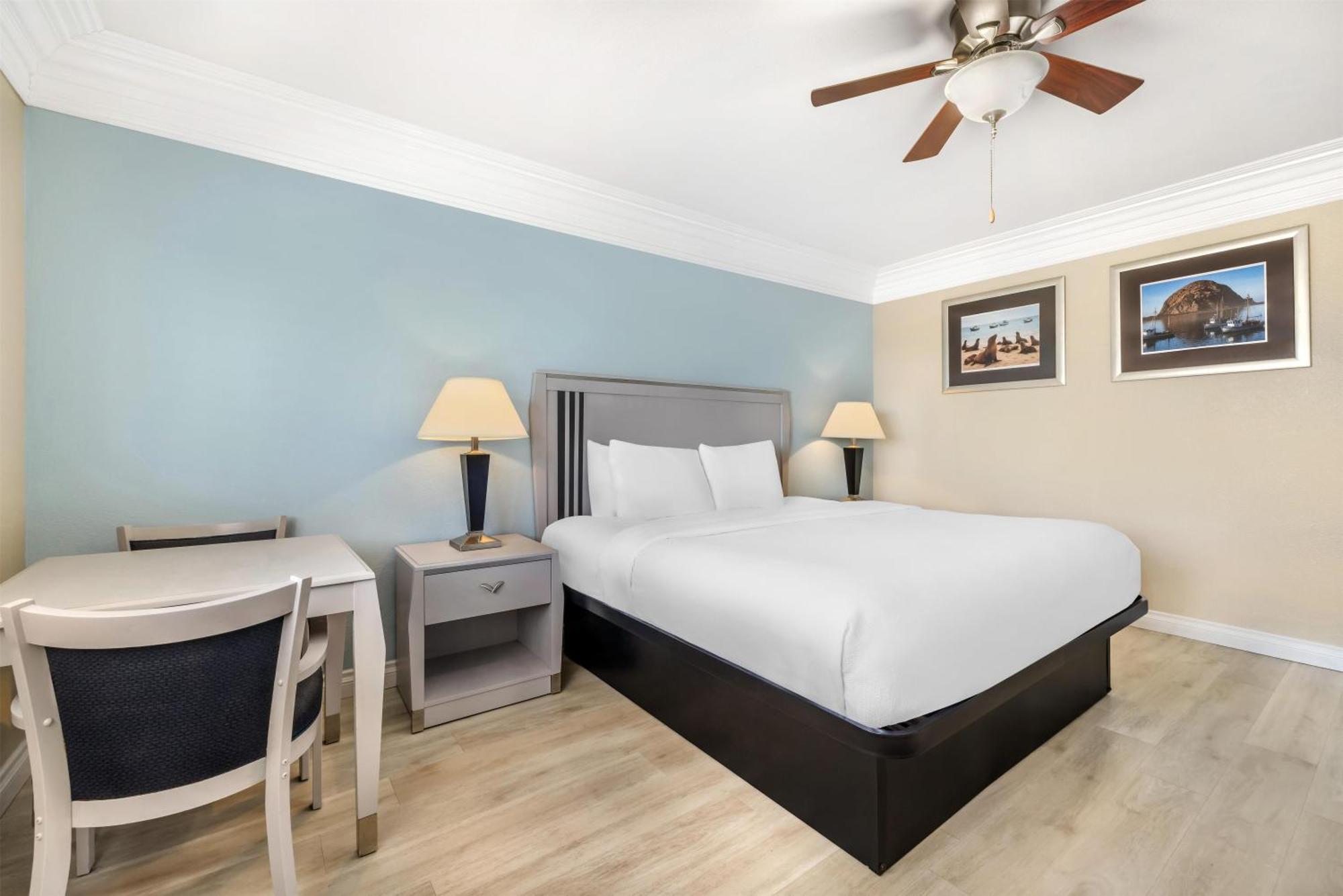 Zimmer mit Kingsize-Bett und seitlichem Meerblick - Nichtraucher