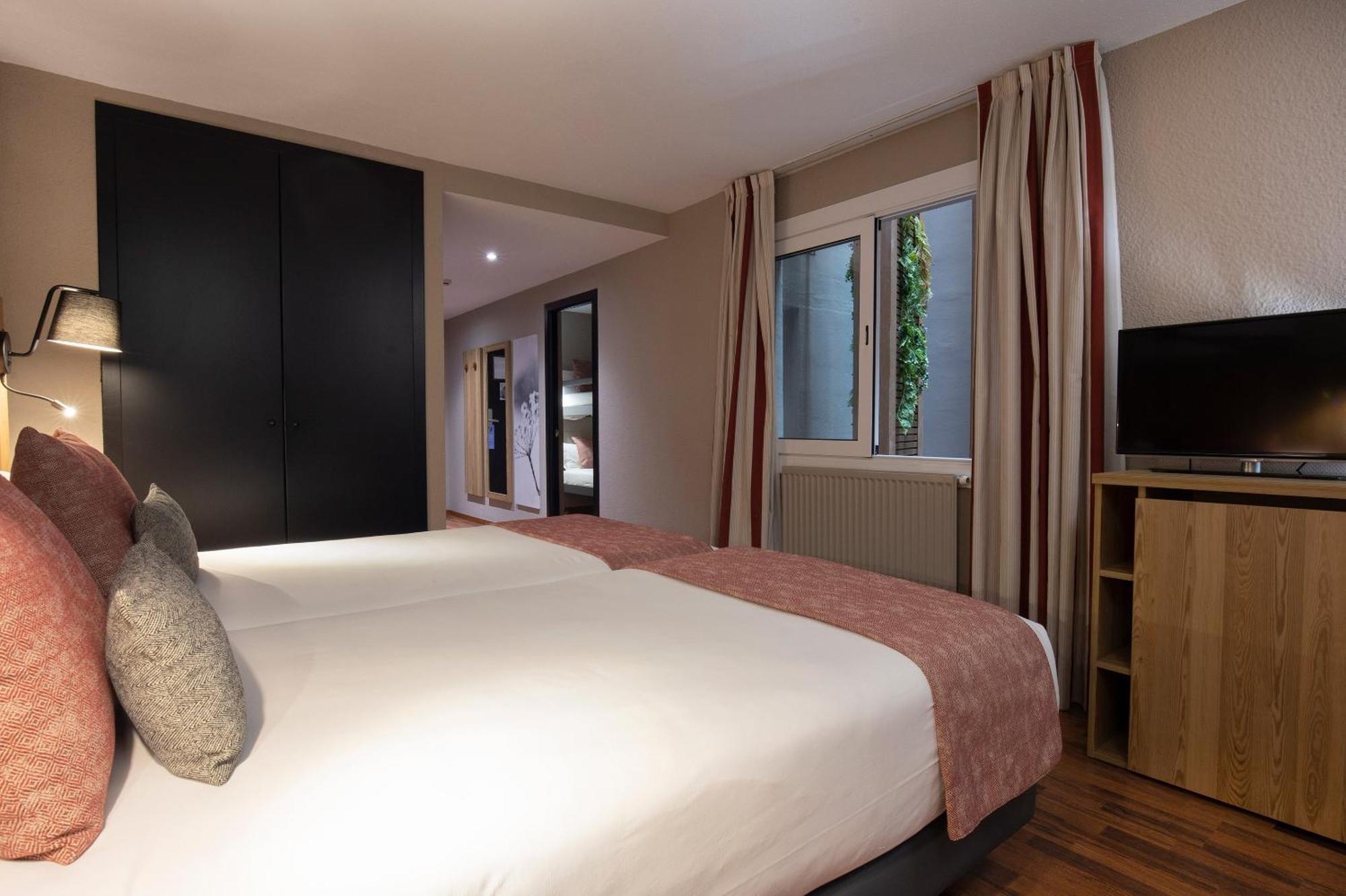 Interior Quadruple Room