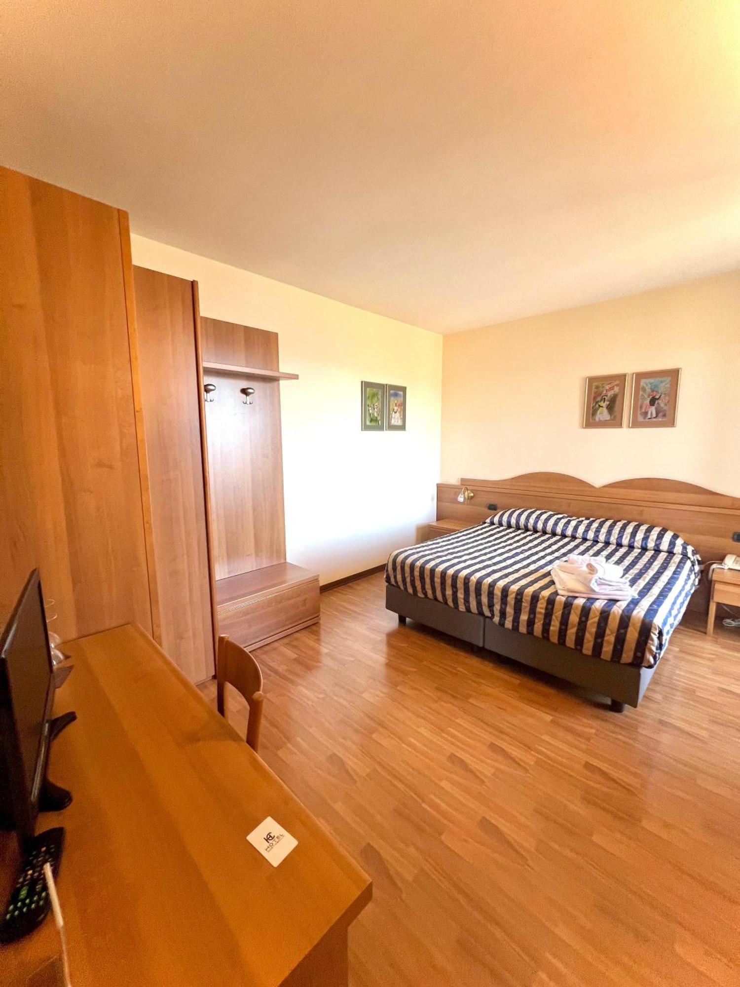 Double or Twin Room Balcony Lake View