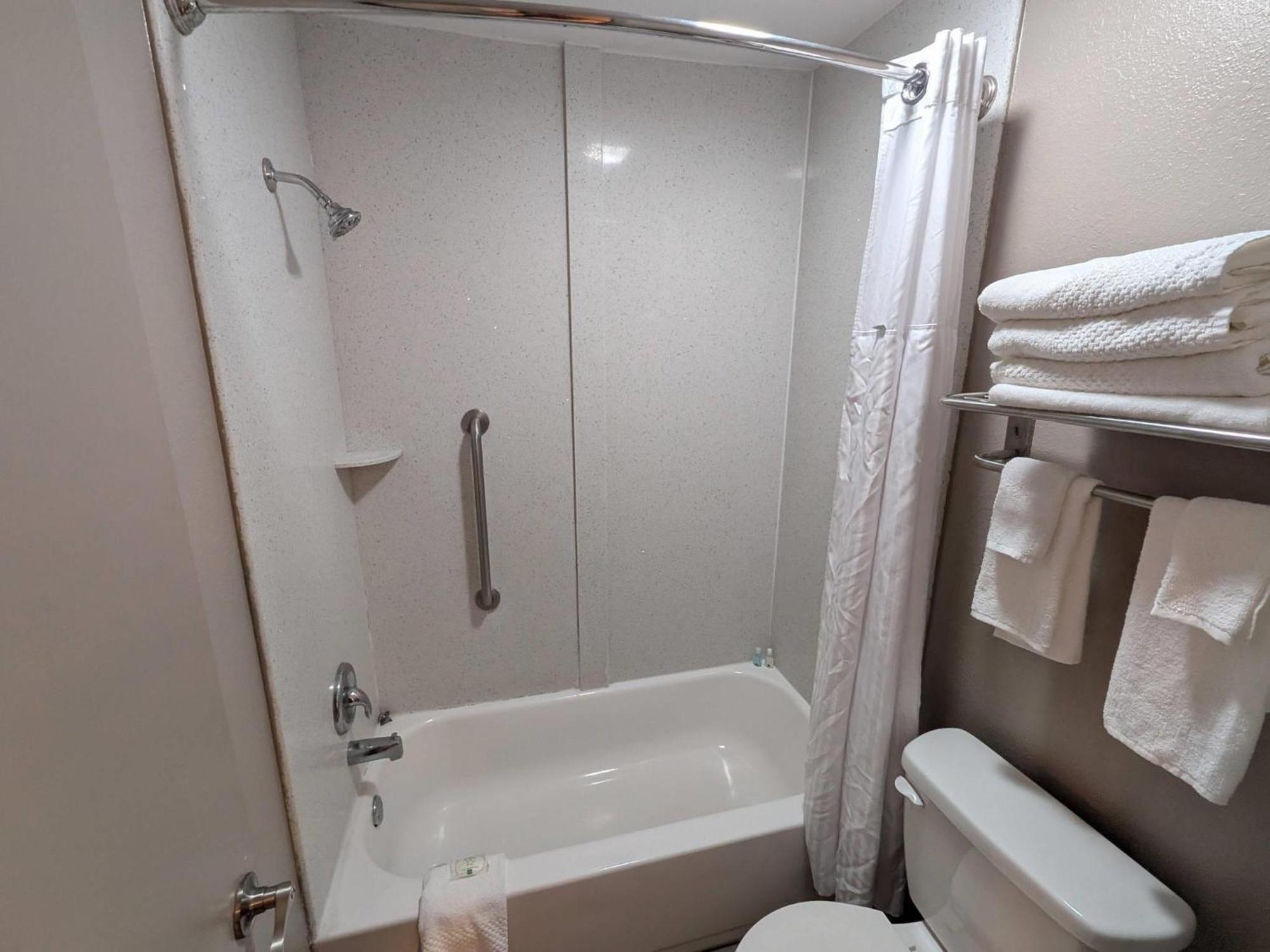 Quadruple Room Two Queen Beds Non Smoking,1765598106:JPEG