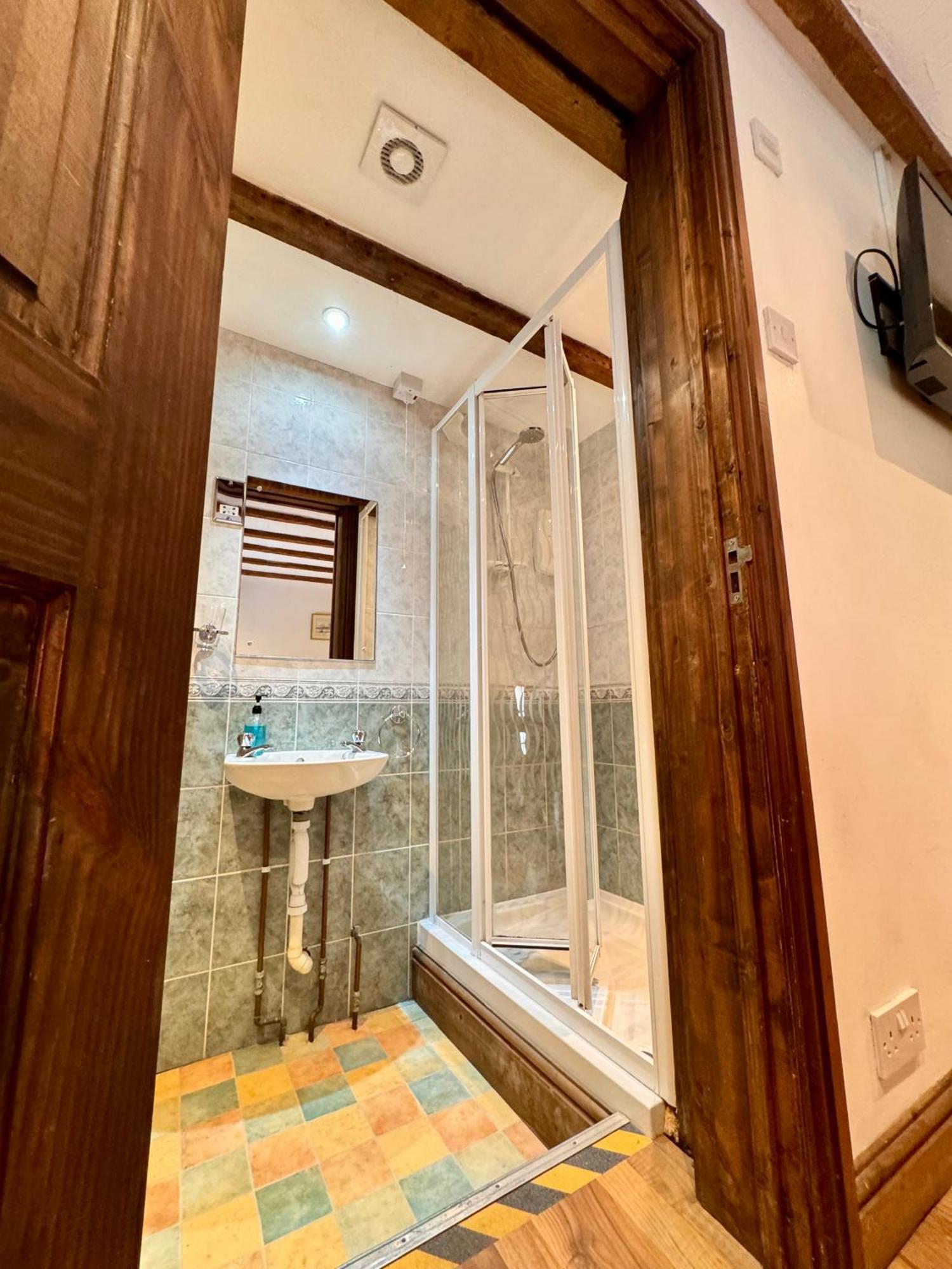 Standard Twin Room Shower