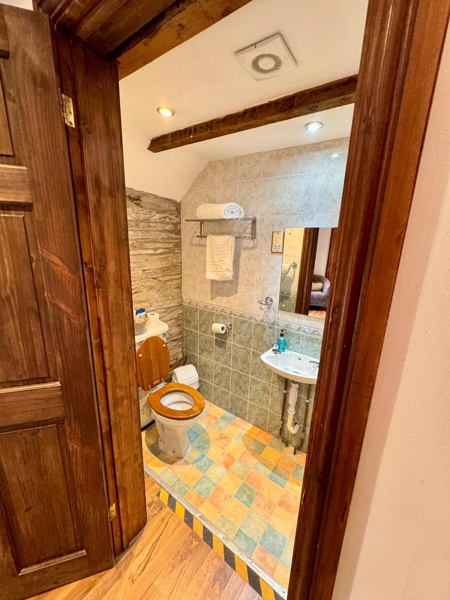 Standard Twin Room Shower