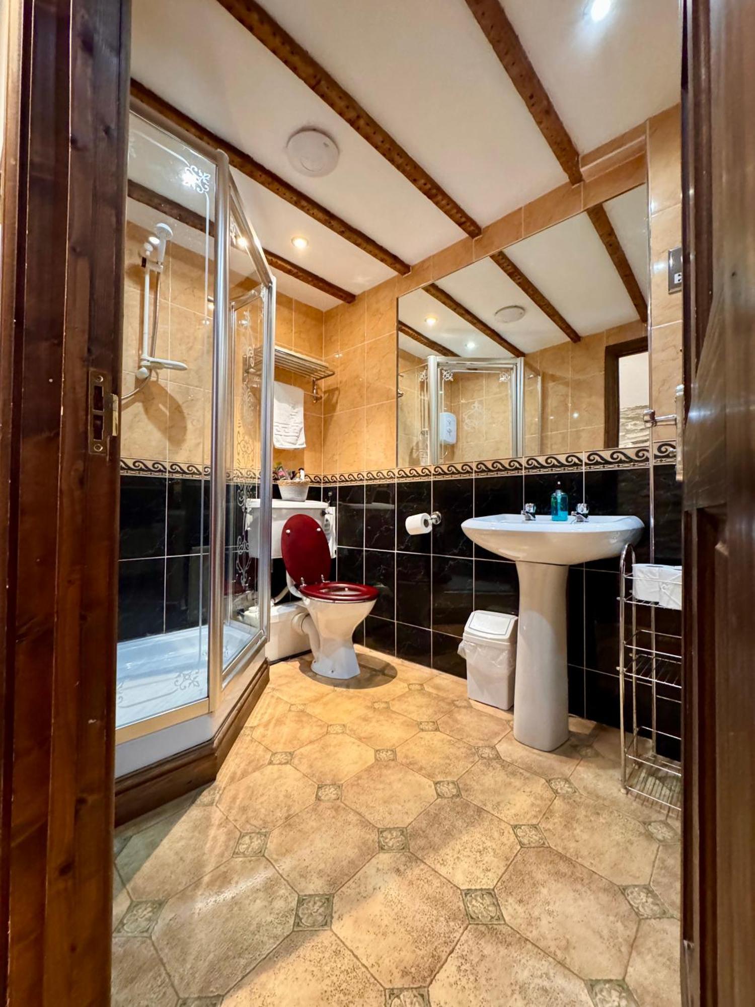 Deluxe King Room Shower