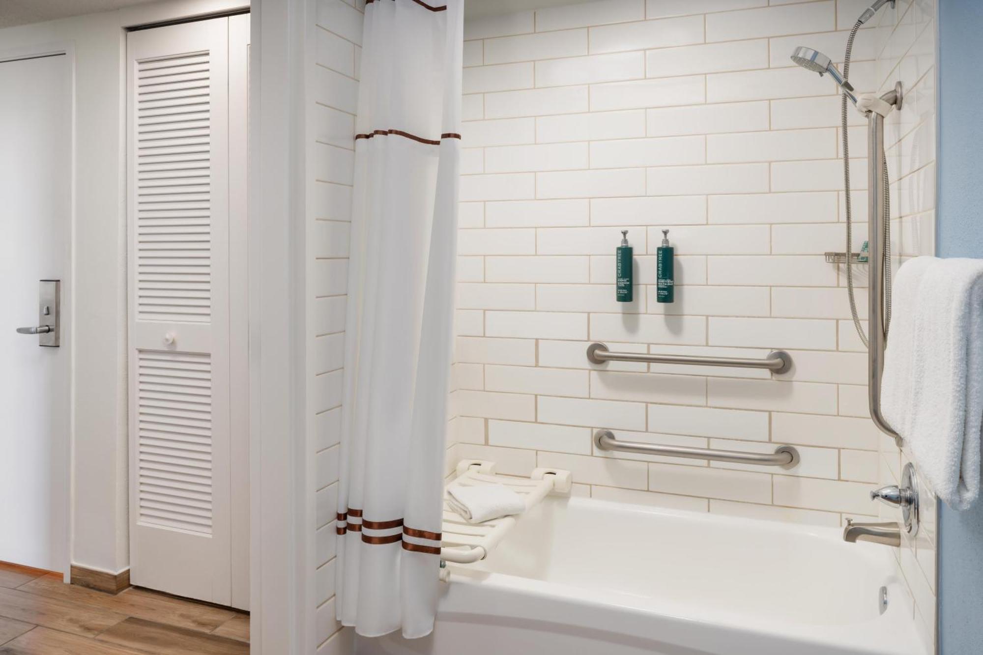 King Room with Bath Tub- Hearing Accessible/ Non-Smoking
