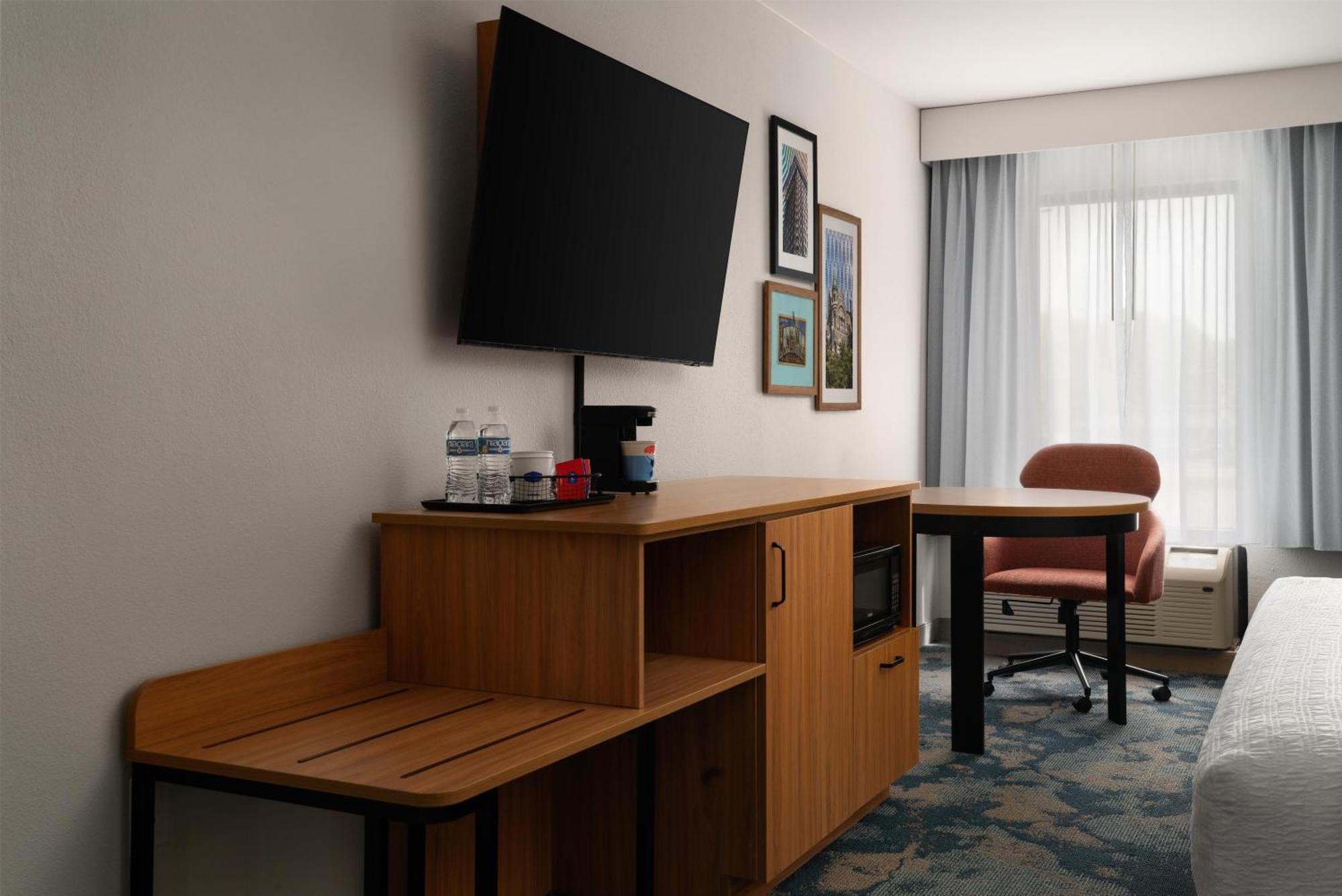 King Room with Accessible Tub - Mobility and Hearing Access/Non-Smoking