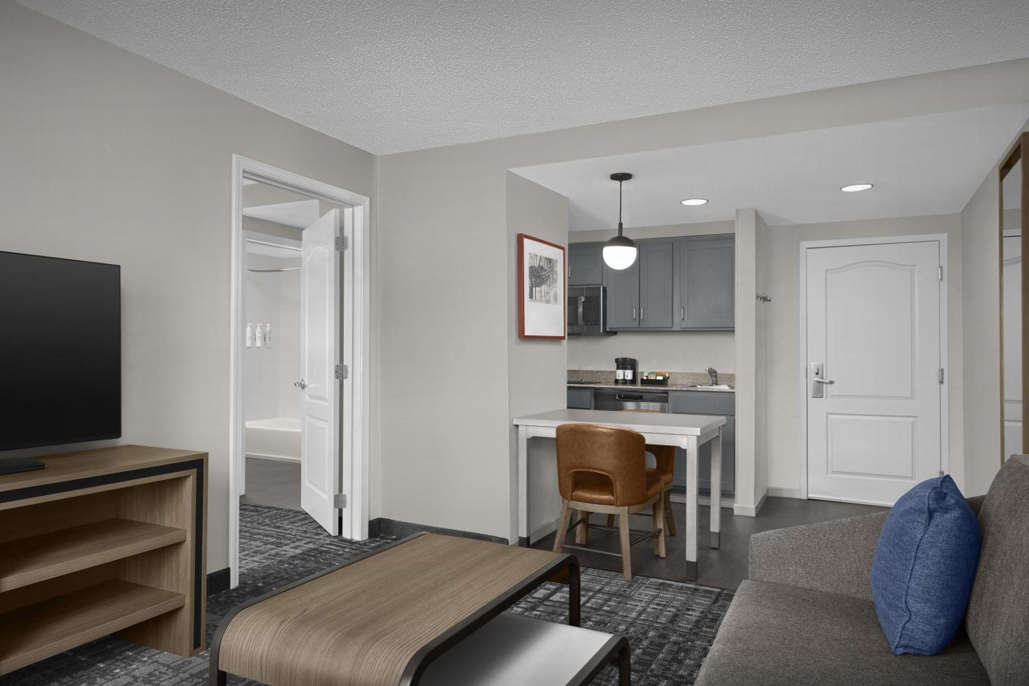 One-Bedroom Queen Suite Two Queen Beds Non-Smoking