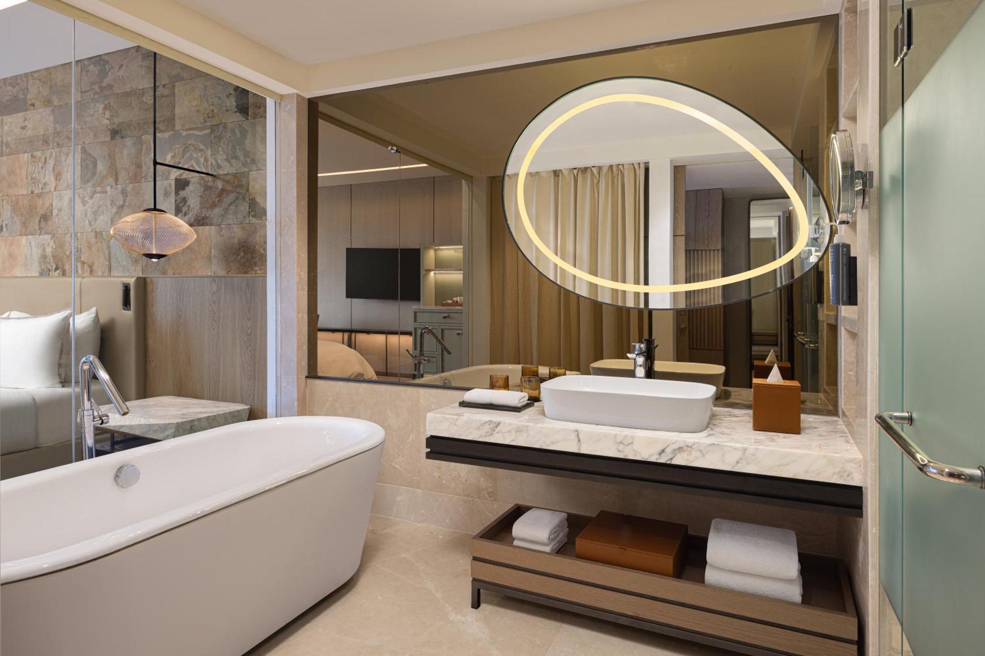 1 Queen Bed Guest Room Enjoy 11 on beverages during Golden Hours 4-8PM Mon-Sat