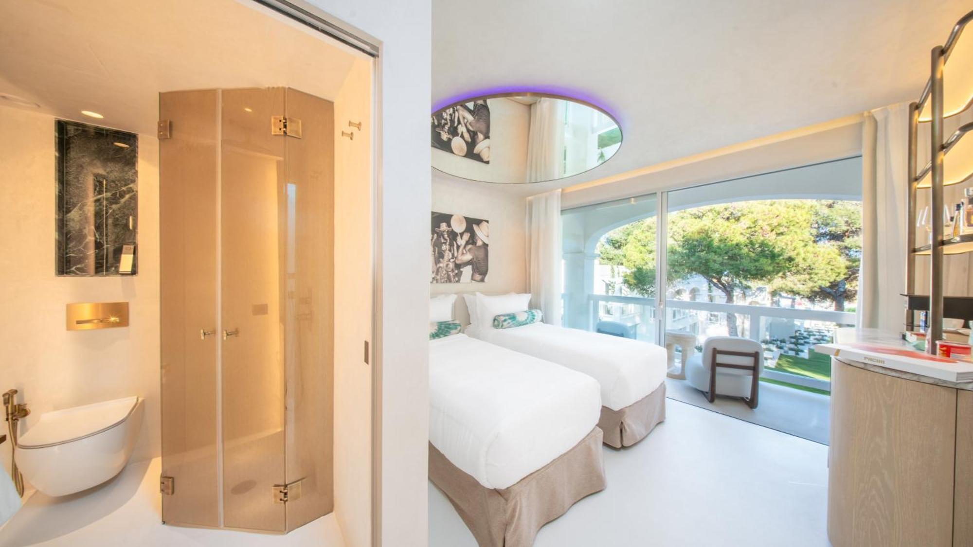 Superior Room with 2 Single Beds- Entrance to Pacha Club Included