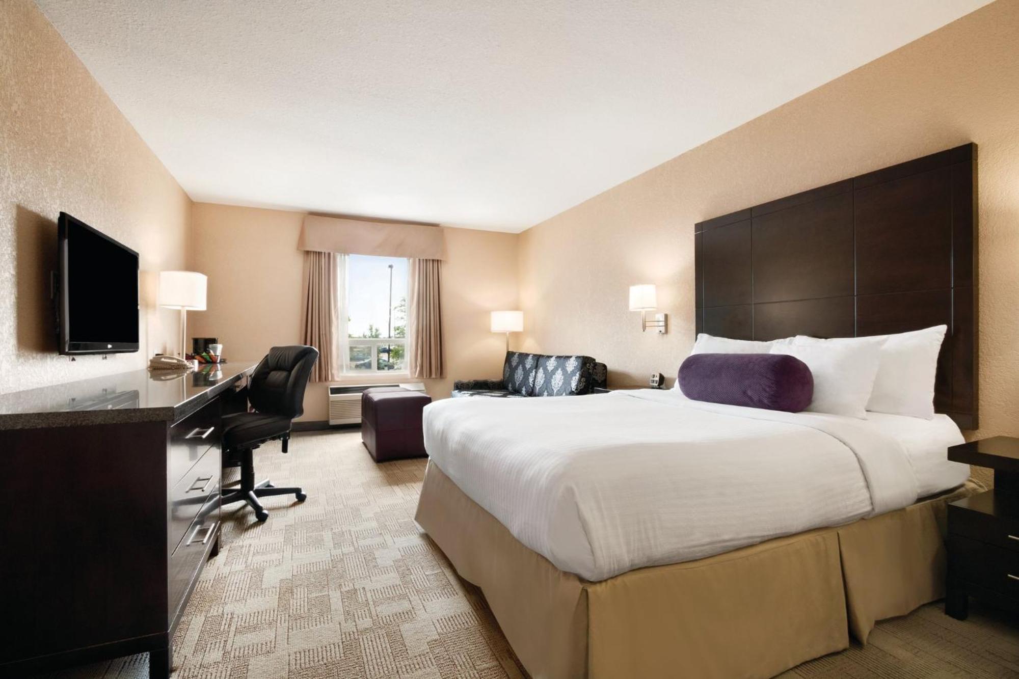 Queen Suite with Mobility Accessible Tub
