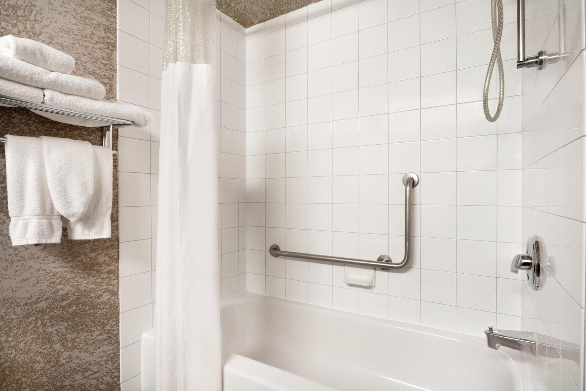 Queen Suite Mobility Accessible Tub
