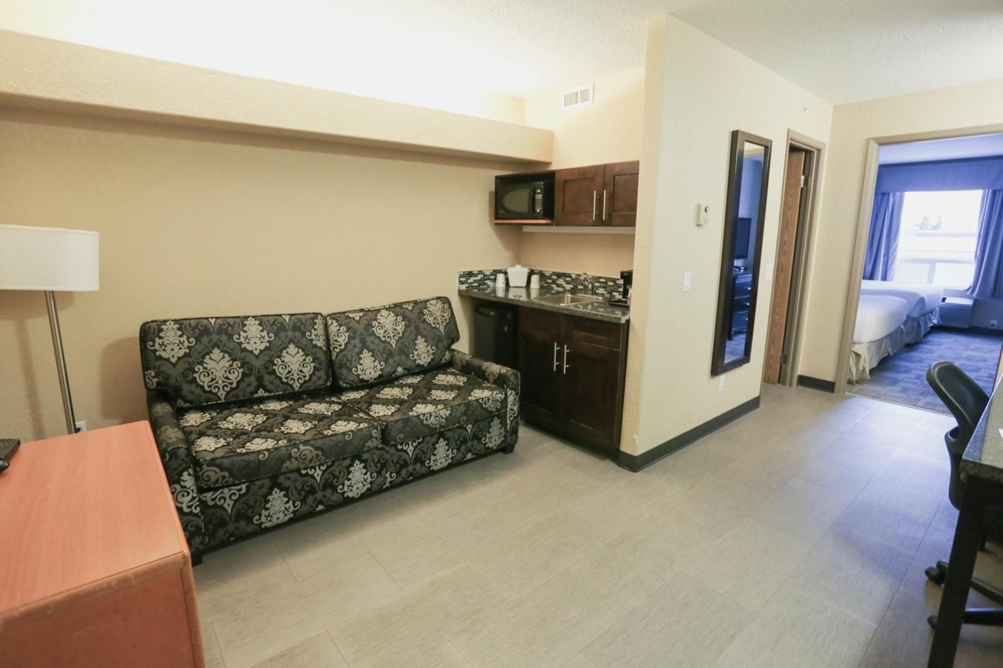 One-Bedroom Queen Suite