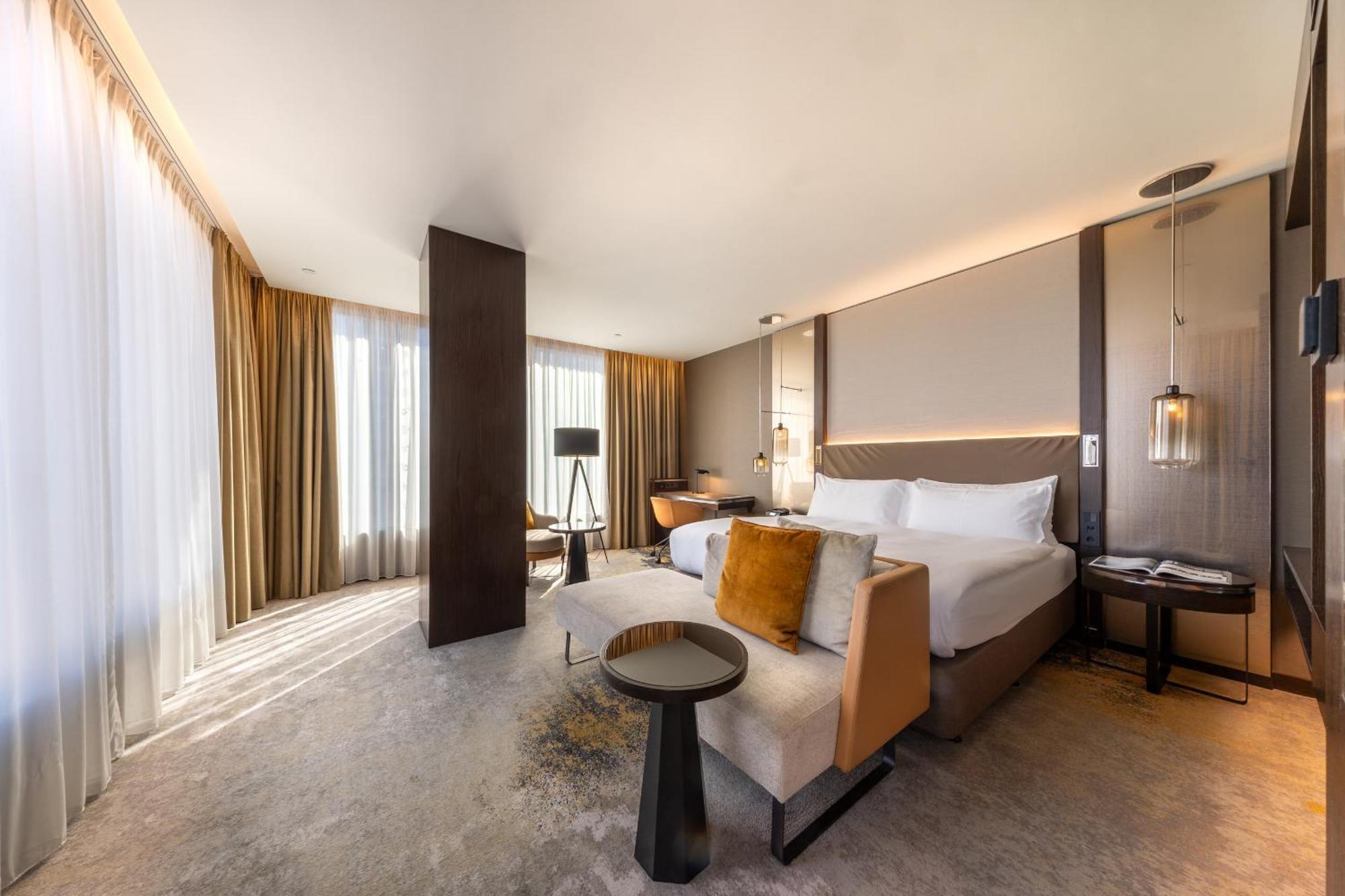 Classic Corner King Room with Free Standing Bath