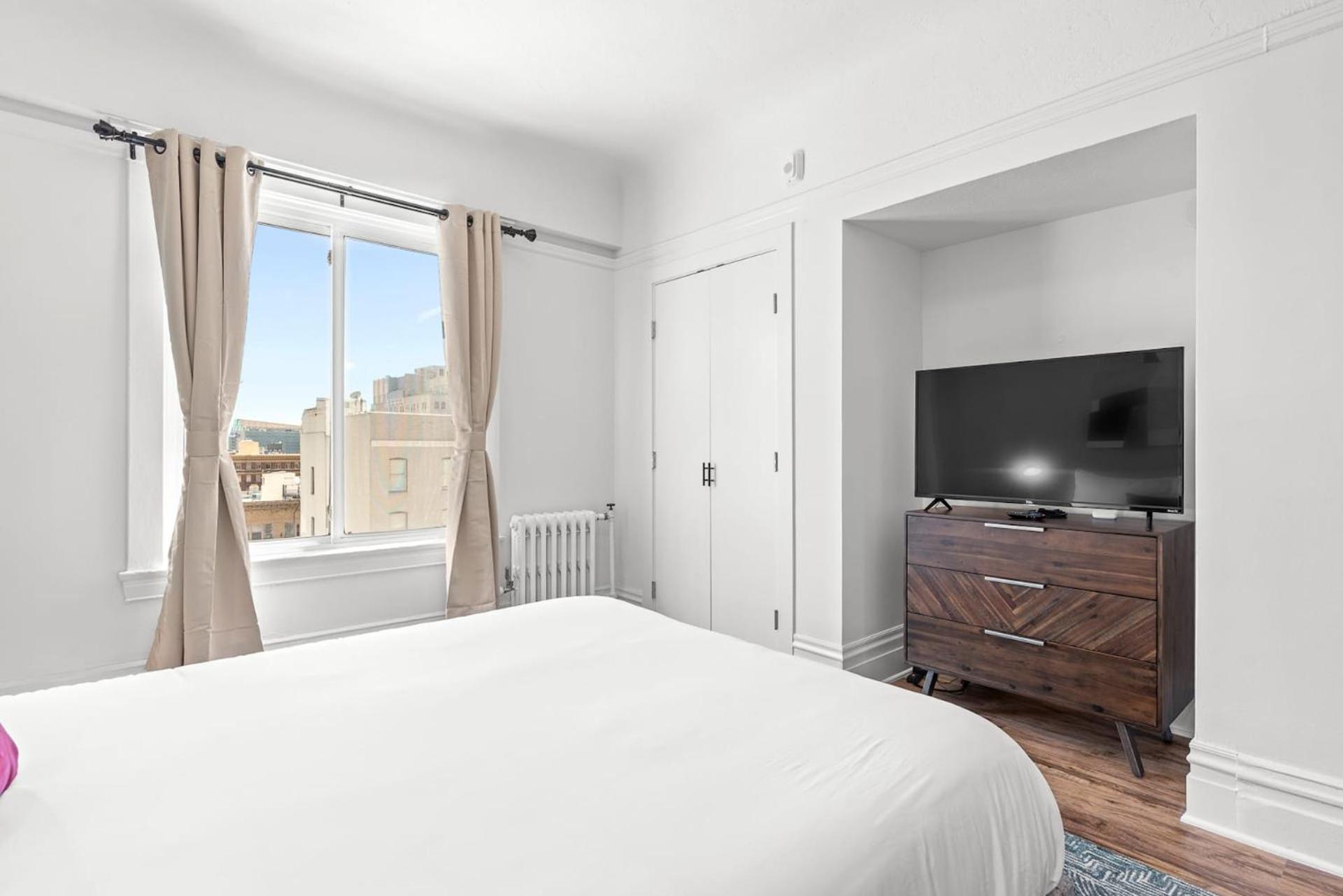 Deluxe Queen Room (Self Check-in with Virtual Front Desk)