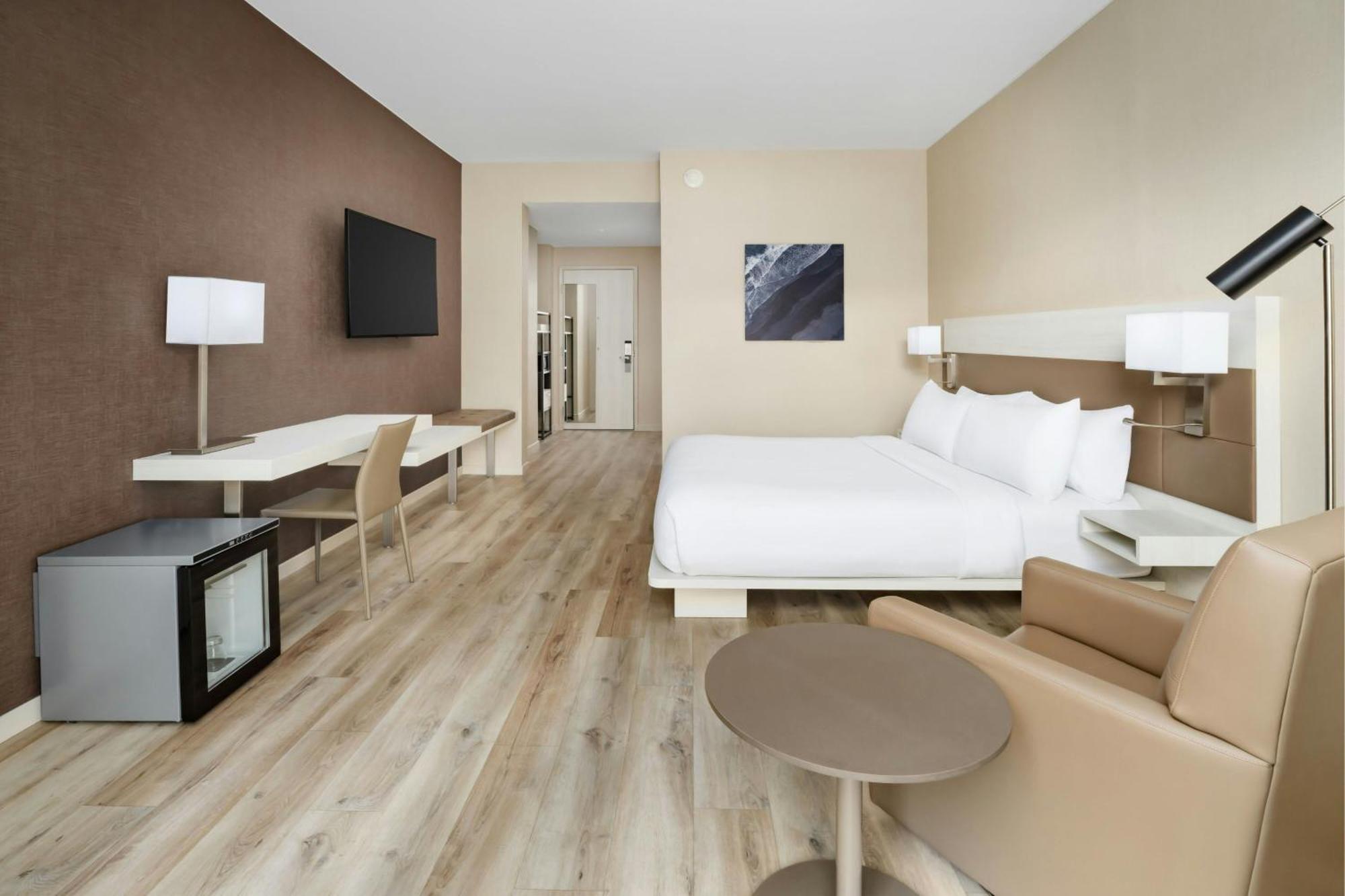 King Room with Bathtub - Mobility Access