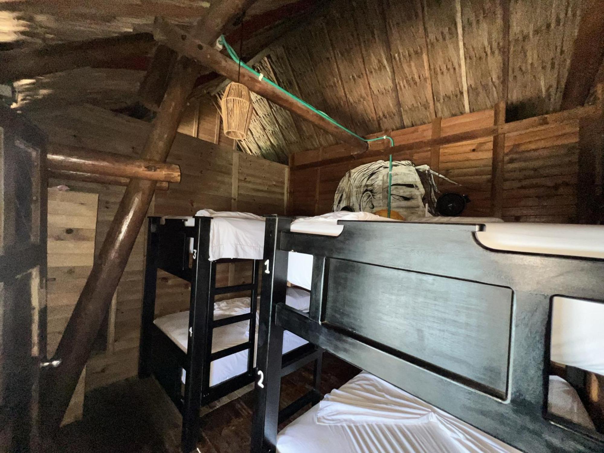 Cama num Dormitório Misto com 4 Camas