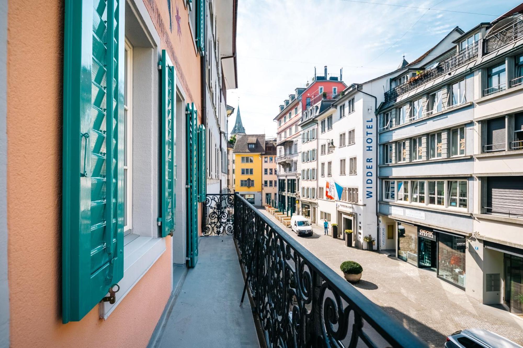 Historic 3 Bedroom Apartment with private Patio